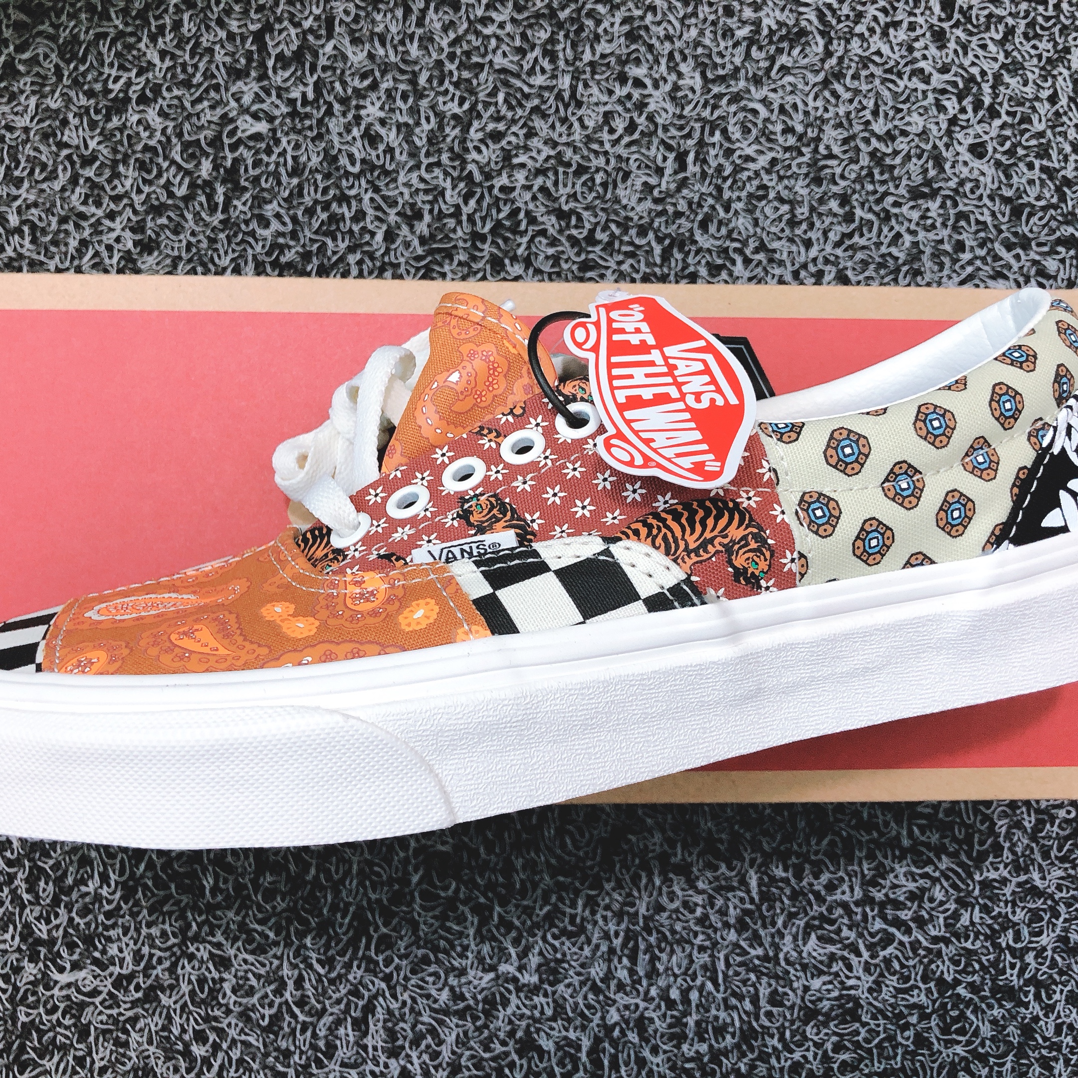 Vans Era Tiger Patchwork 착용 스타일 - 1
