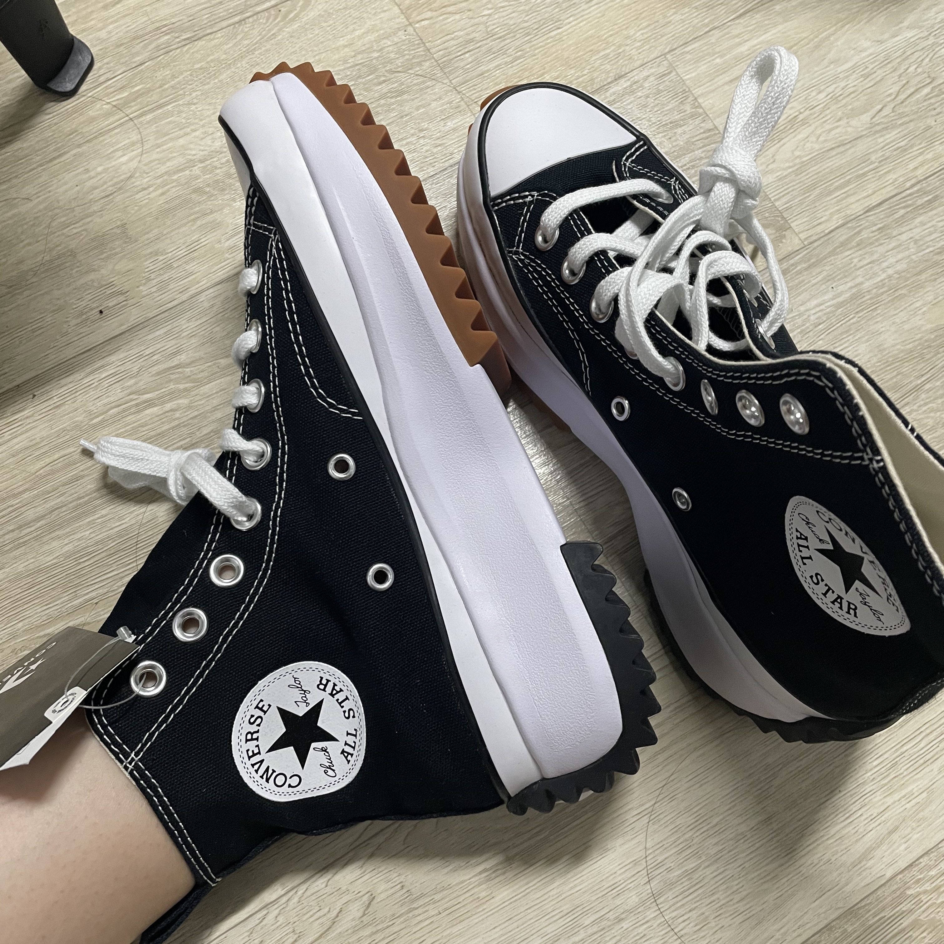 Converse Run Star Hike Hi Black White Gum 착용 스타일