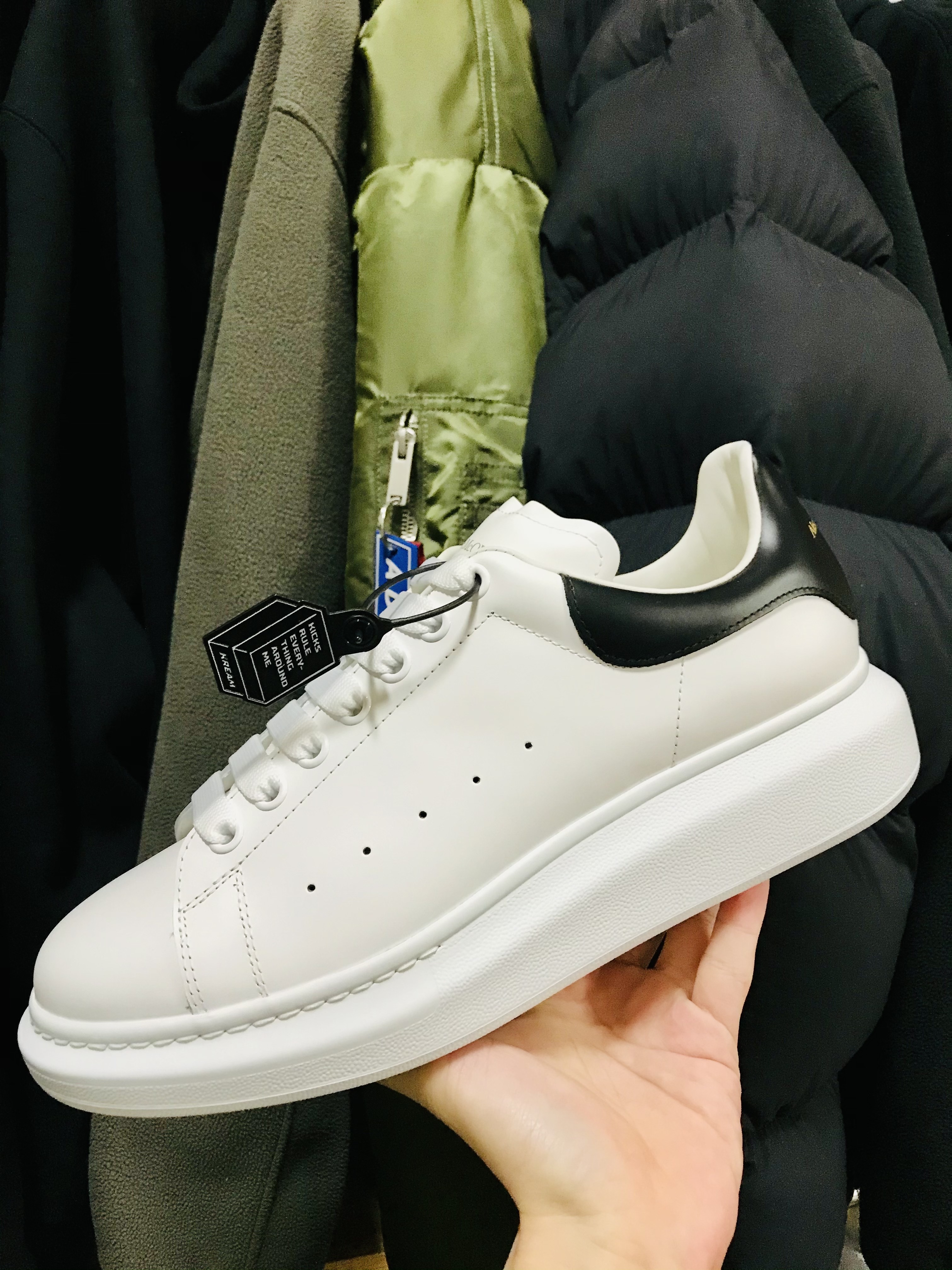 Alexander McQueen Oversized Sneakers White Black 착용 스타일 - 1