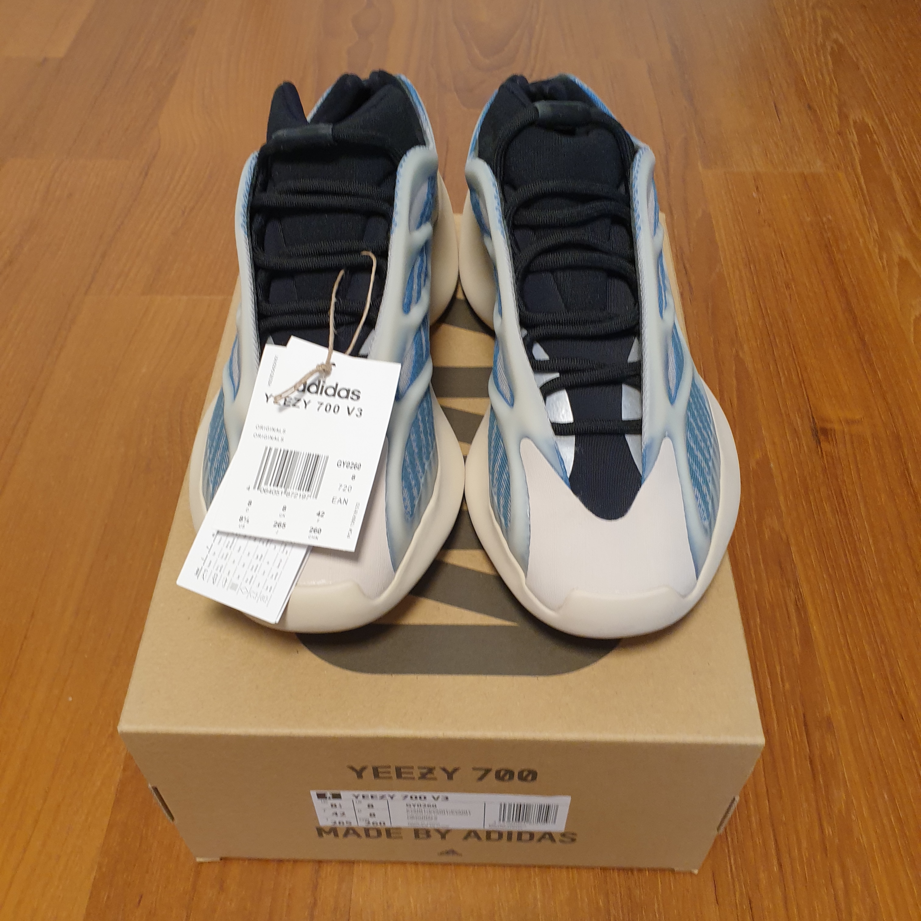 Adidas Yeezy 700 V3 Kyanite 착용 스타일 - 2
