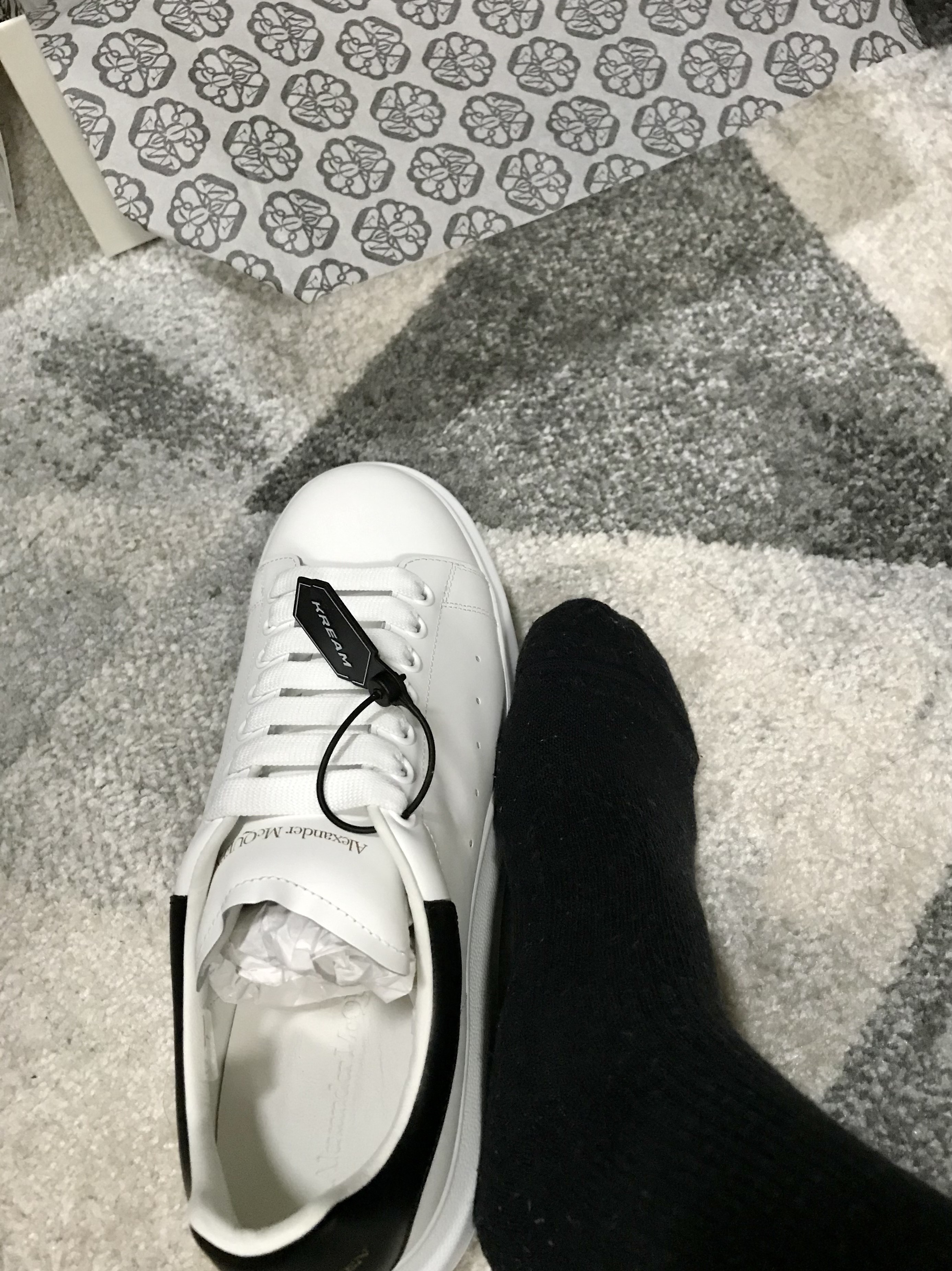 Alexander McQueen Oversized Sneakers White Black 착용 스타일 - 4