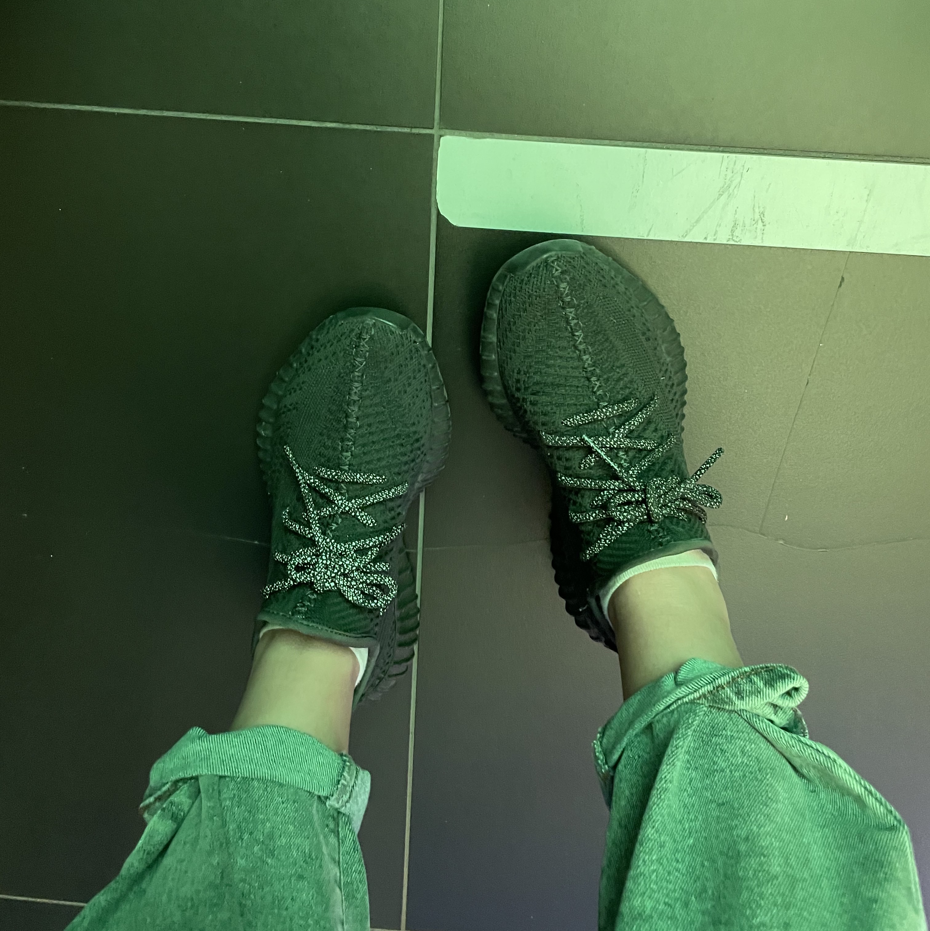 Adidas Yeezy Boost 350 V2 Black - Non-Reflective 착용 스타일