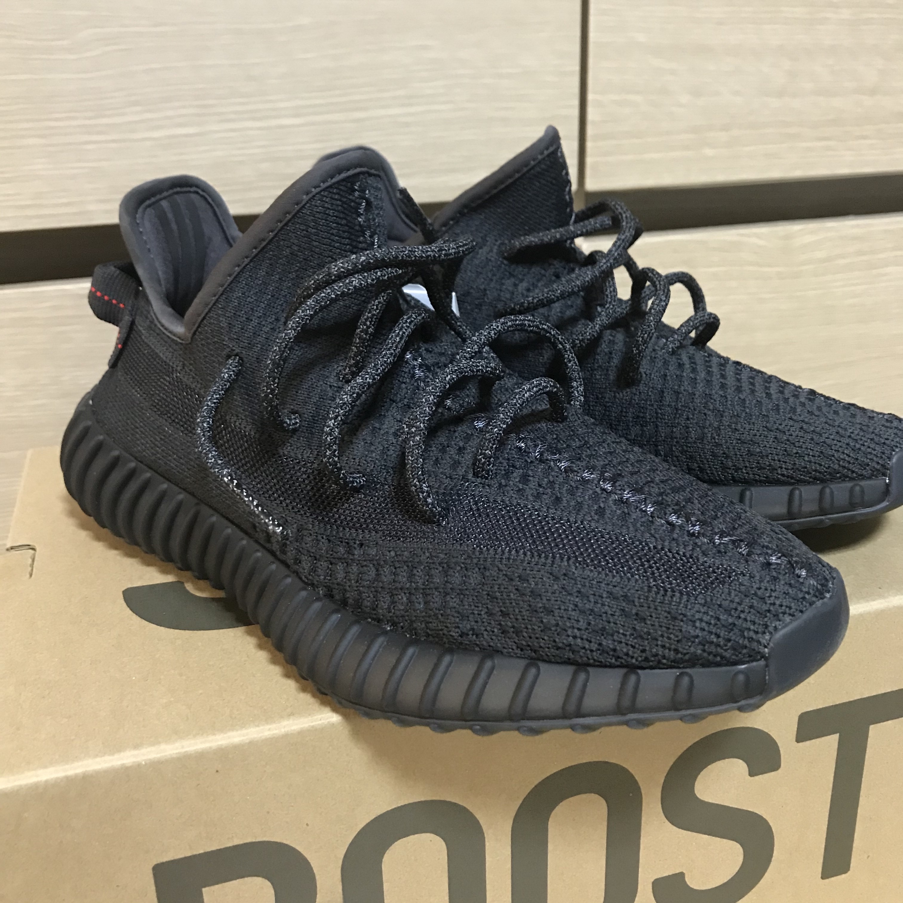 Adidas Yeezy Boost 350 V2 Black - Non-Reflective 착용 스타일 - 1