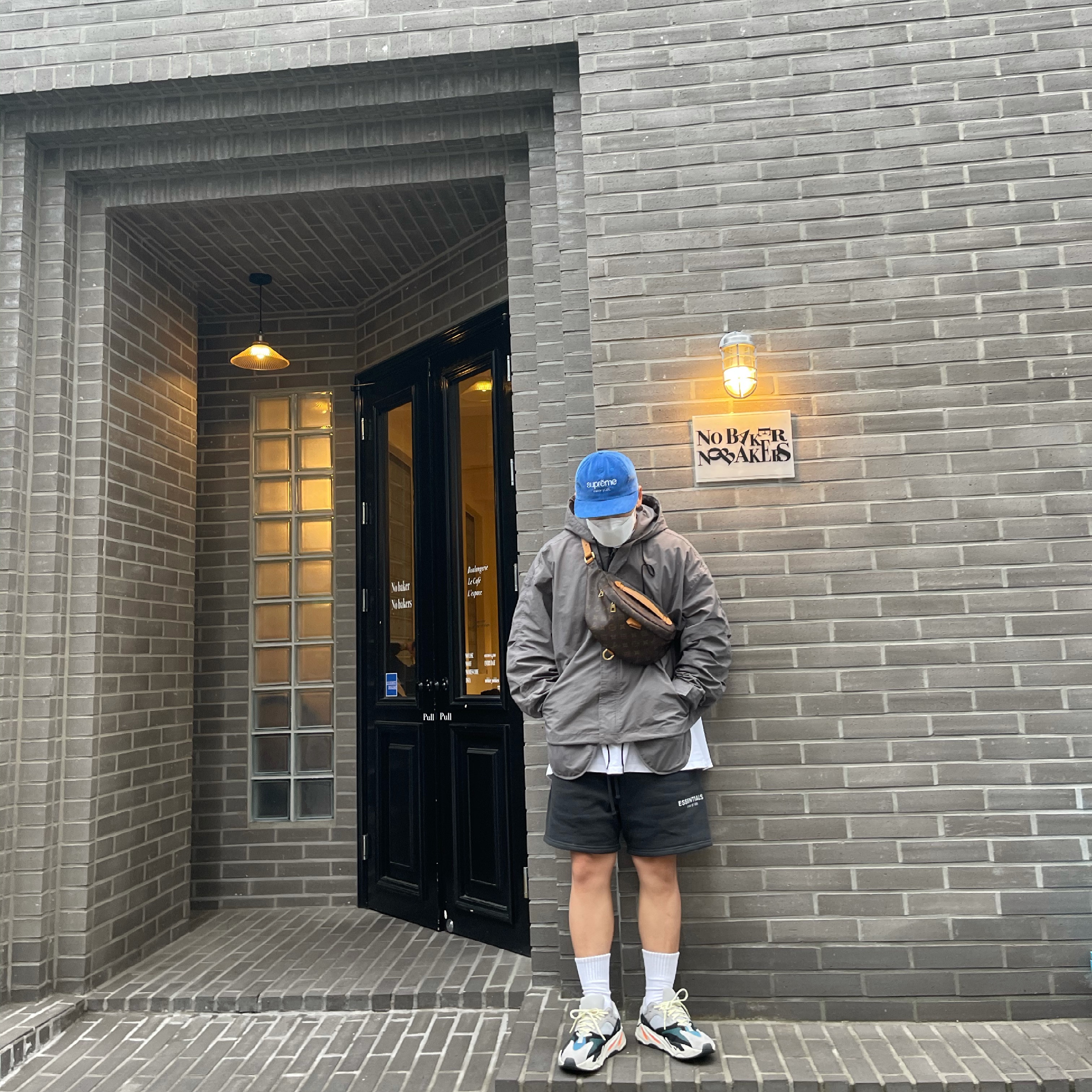 Adidas Yeezy Boost 700 Wave Runner Solid Grey 2017/2019, Essentials Sweatshorts Black 2020 착용 스타일