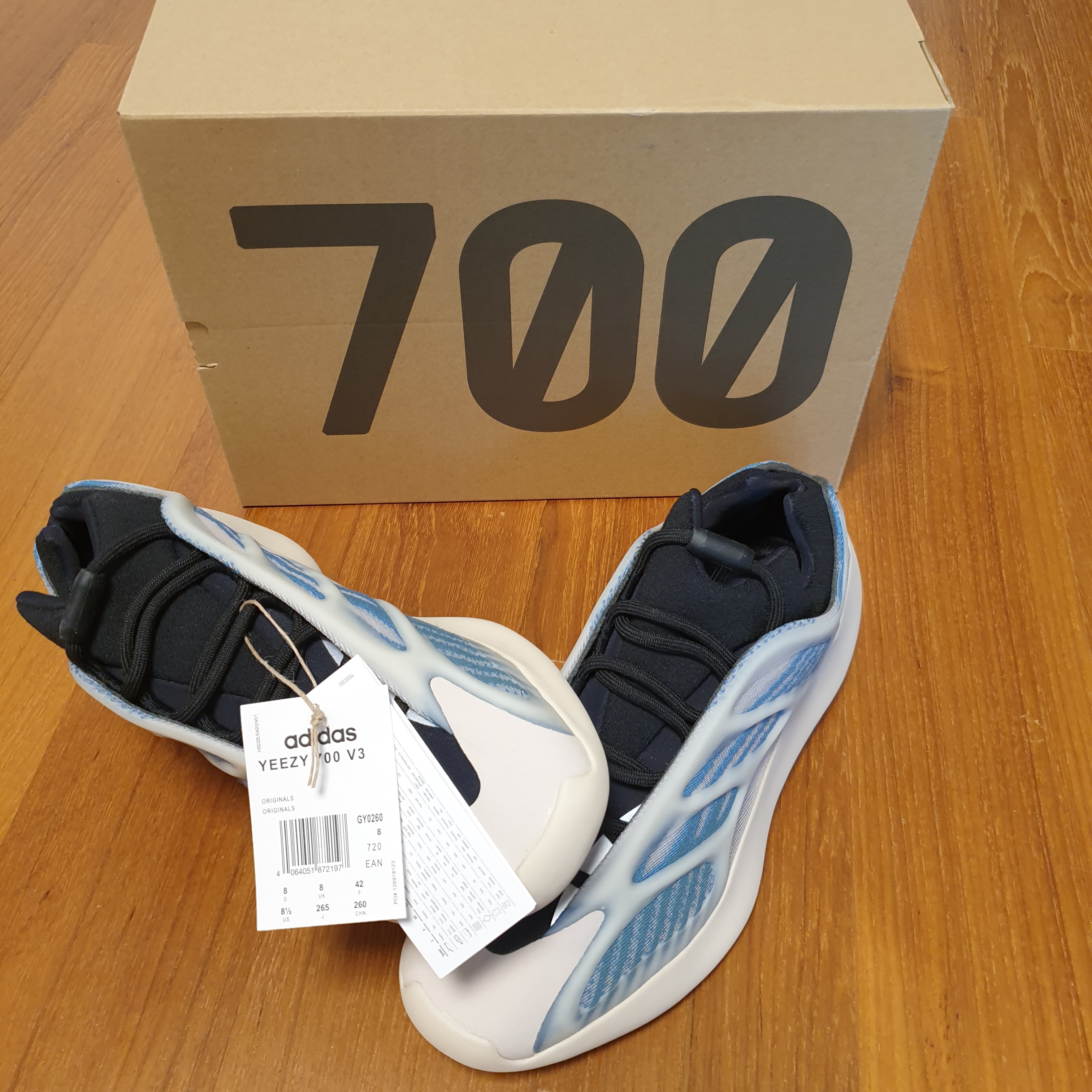 Adidas Yeezy 700 V3 Kyanite 착용 스타일 - 3
