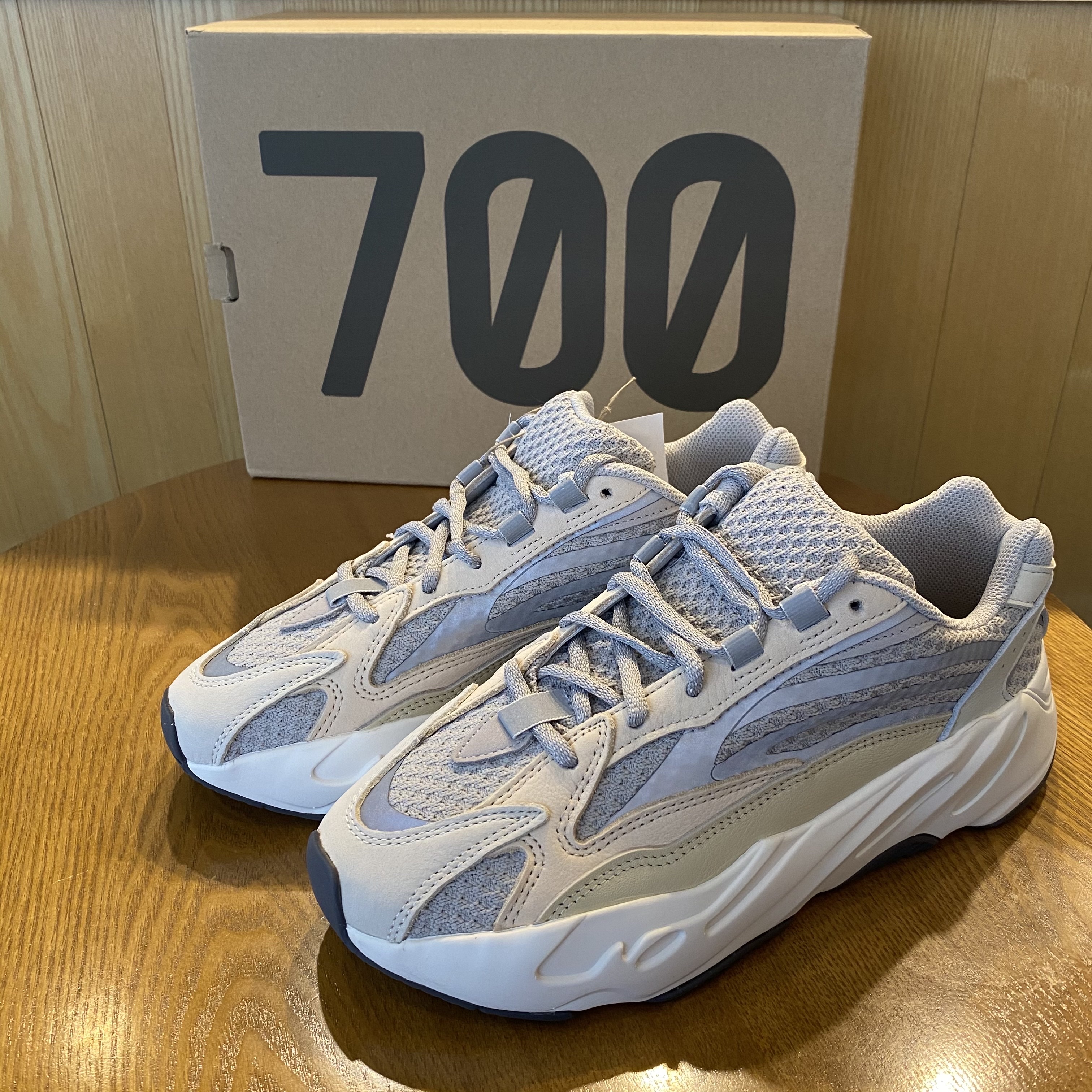 Adidas Yeezy Boost 700 V2 Cream 착용 스타일