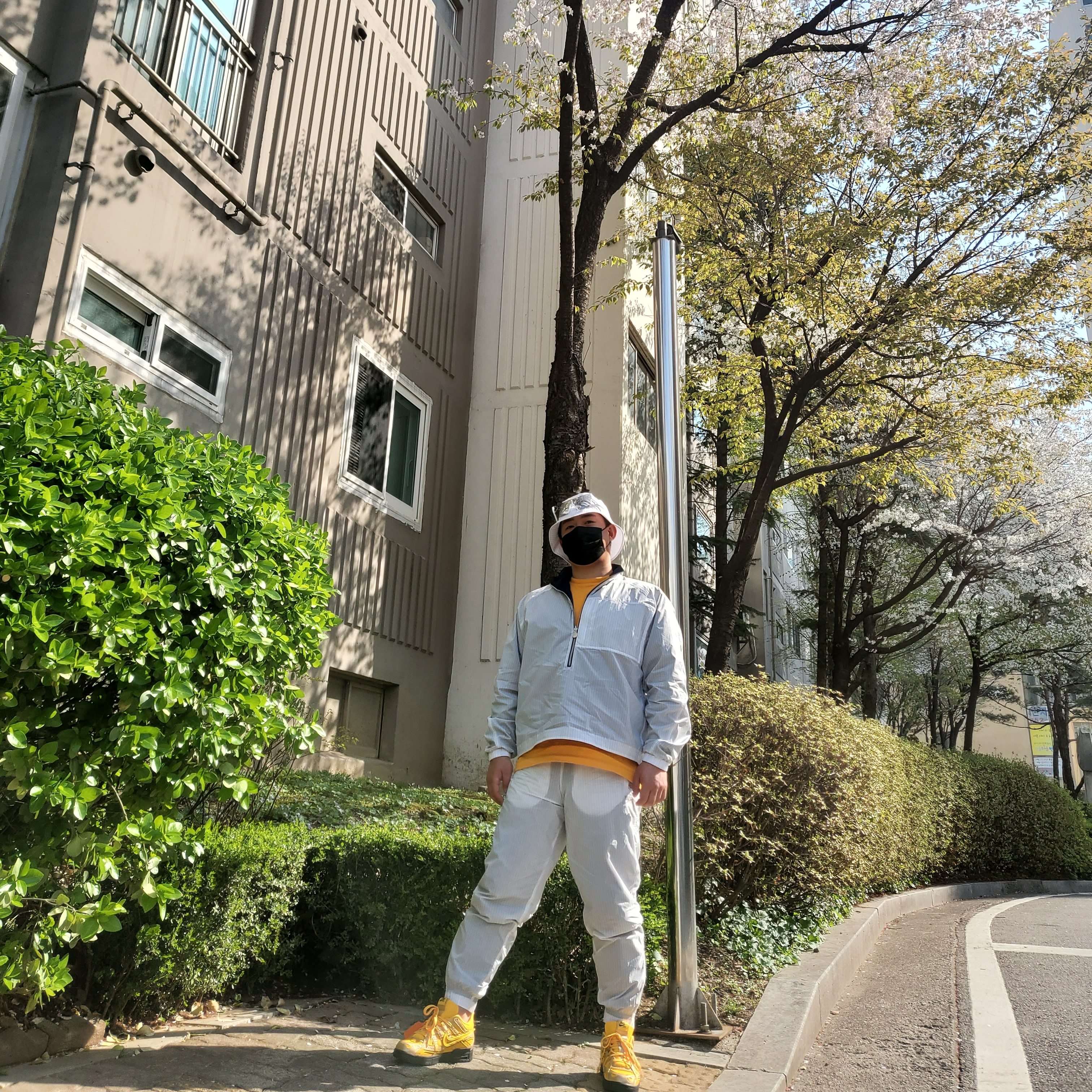 Nike x Kim Jones Oversized T-Shirt Circuit Orange - Asia, Nike x Kim Jones Bucket Hat White 착용 스타일 - 1