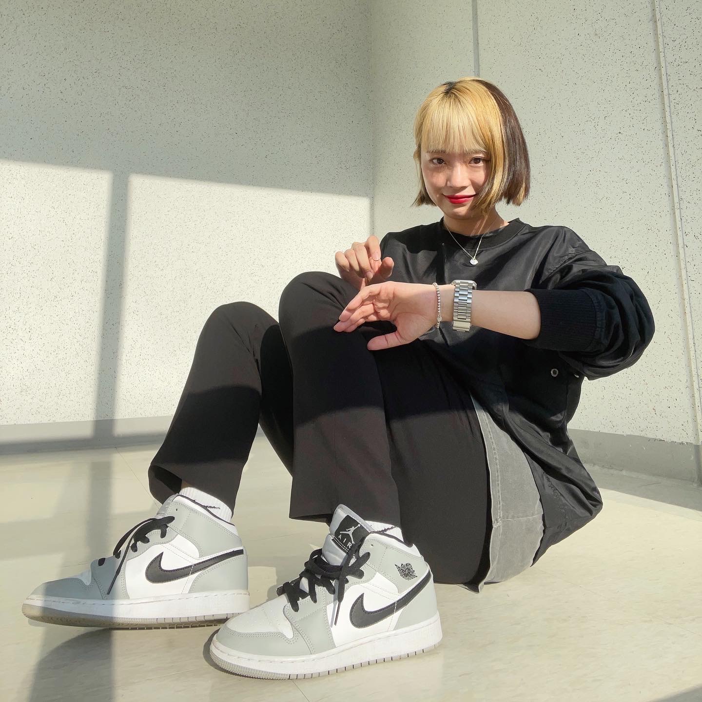 Jordan 1 Mid Light Smoke Grey, (GS) Jordan 1 Mid Light Smoke Grey 착용 스타일 - 1