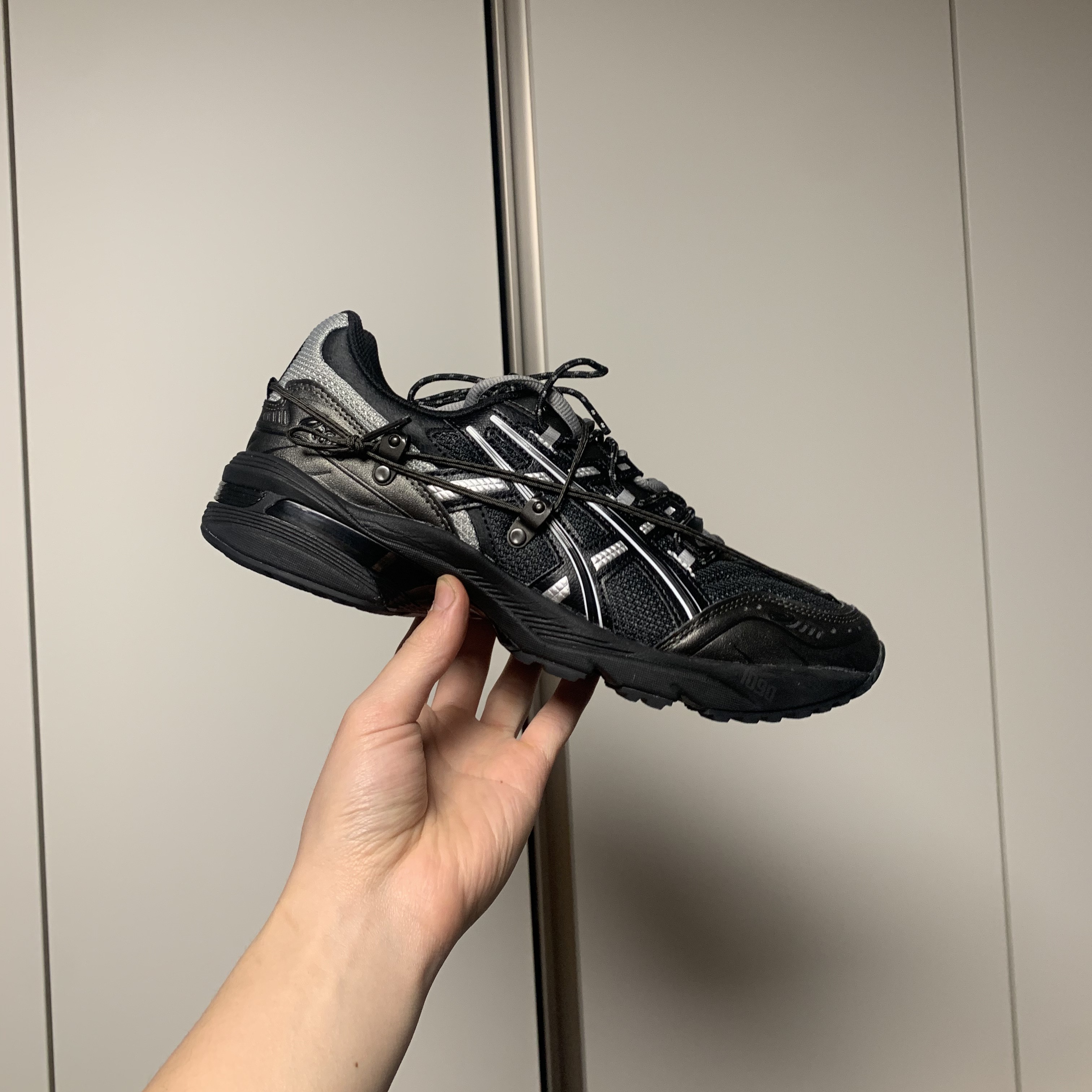 Asics x Andersson Bell Gel-1090 Black Silver 착용 스타일
