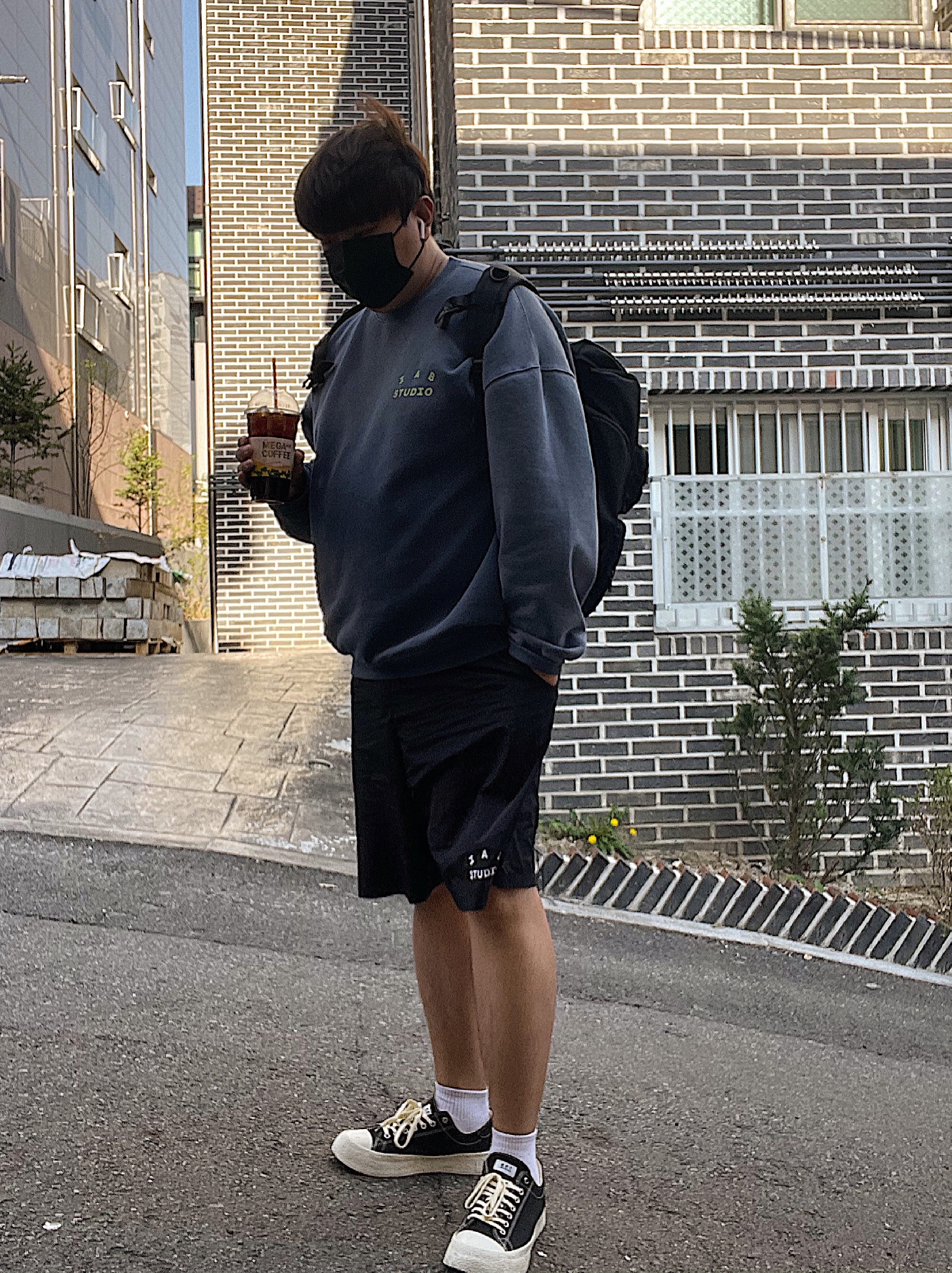 IAB Studio Woven Shorts Black, IAB Studio Pigment Sweatshirt Navy 착용 스타일