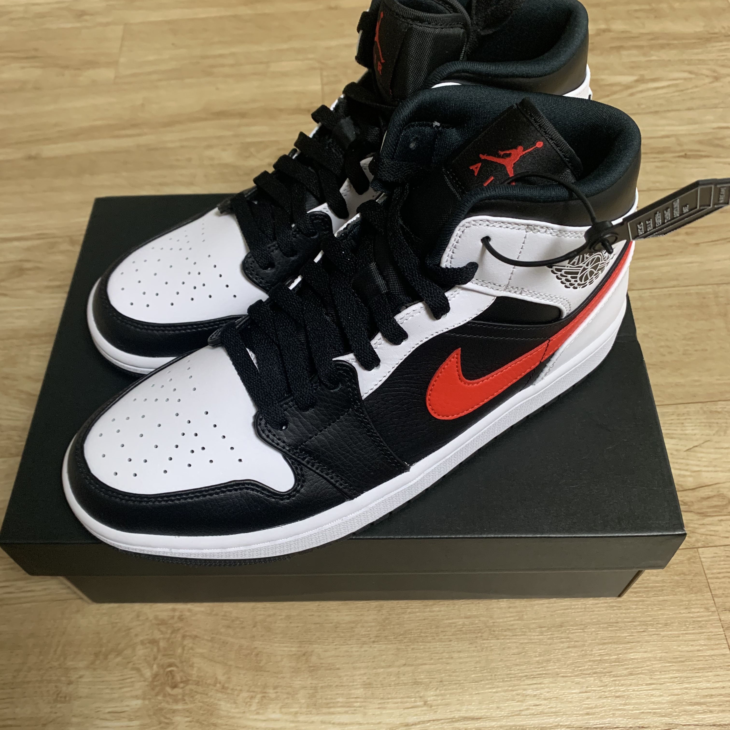 Jordan 1 Mid Black Chile Red 착용 스타일
