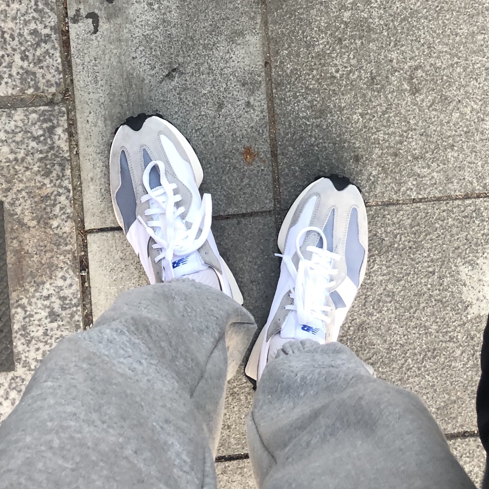 New Balance 327 Grey 착용 스타일 - 3
