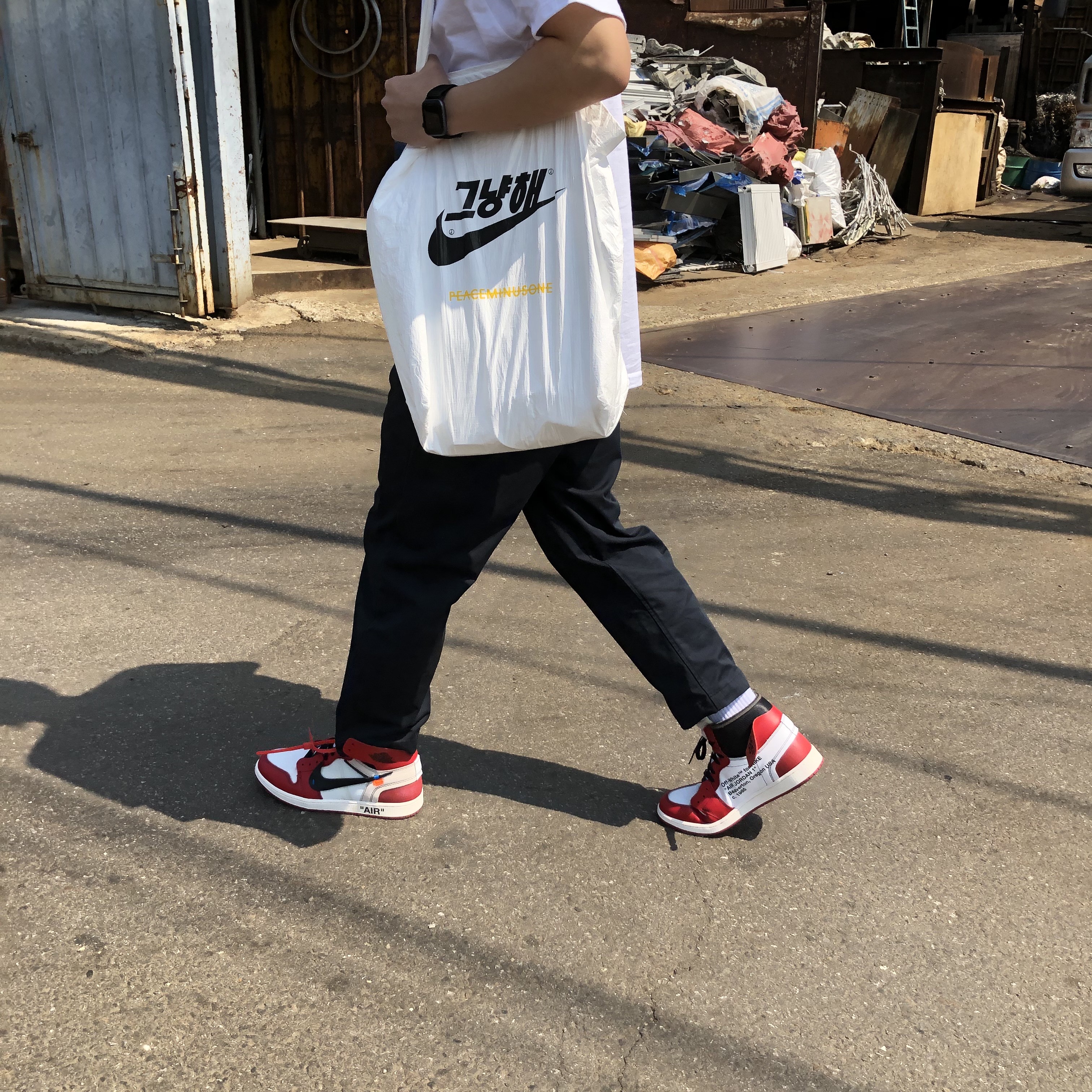 Supreme x Murakami Takashi COVID-19 Relief Box Logo T-Shirt White - 20SS, Jordan 1 x Off-White Retro High Chicago The Ten 착용 스타일 - 3