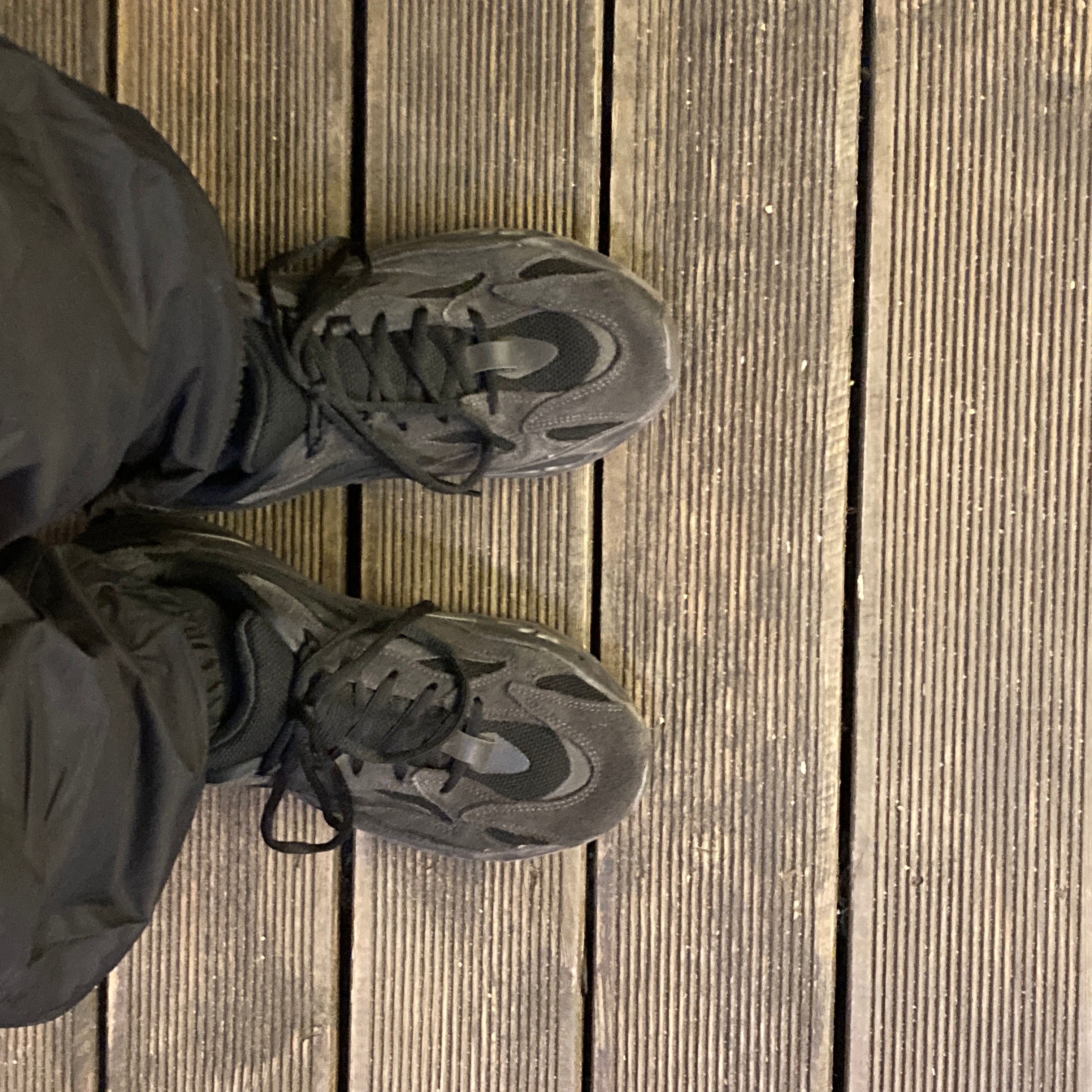 Adidas Yeezy Boost 700 V2 Vanta 2019 착용 스타일 - 2