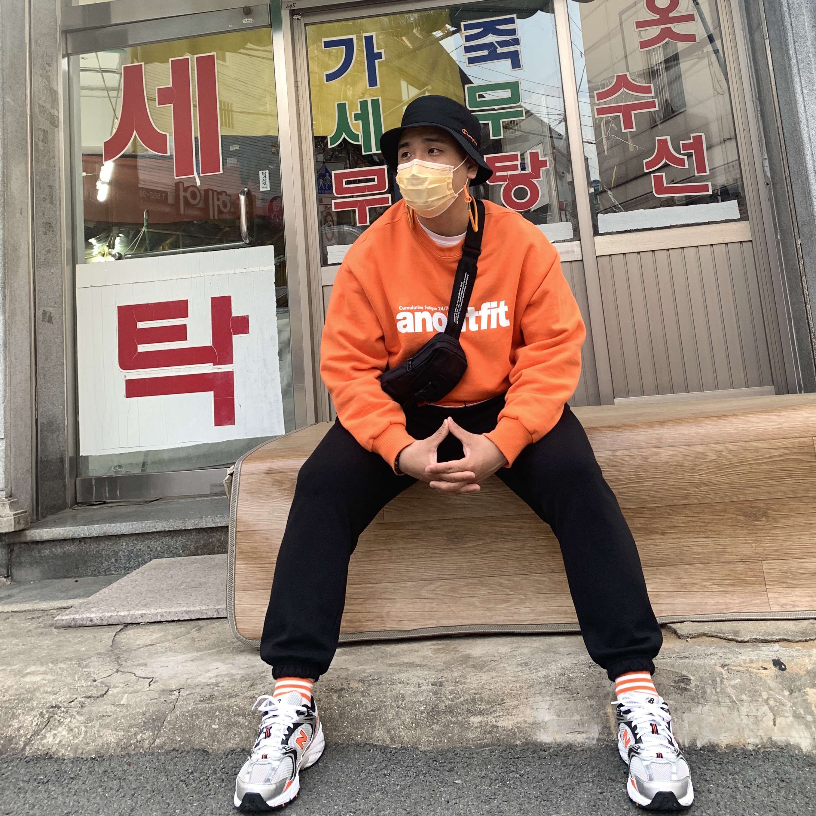 New Balance 530 Metal Orange 착용 스타일