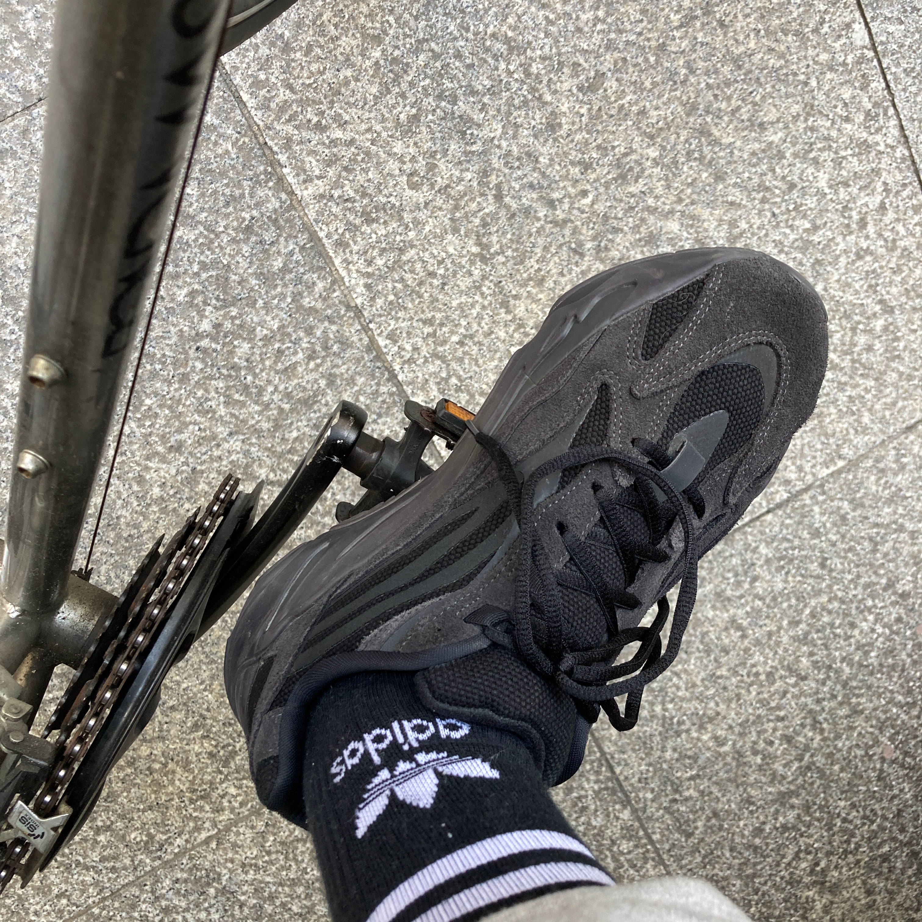 Adidas Yeezy Boost 700 V2 Vanta 2019 착용 스타일 - 3