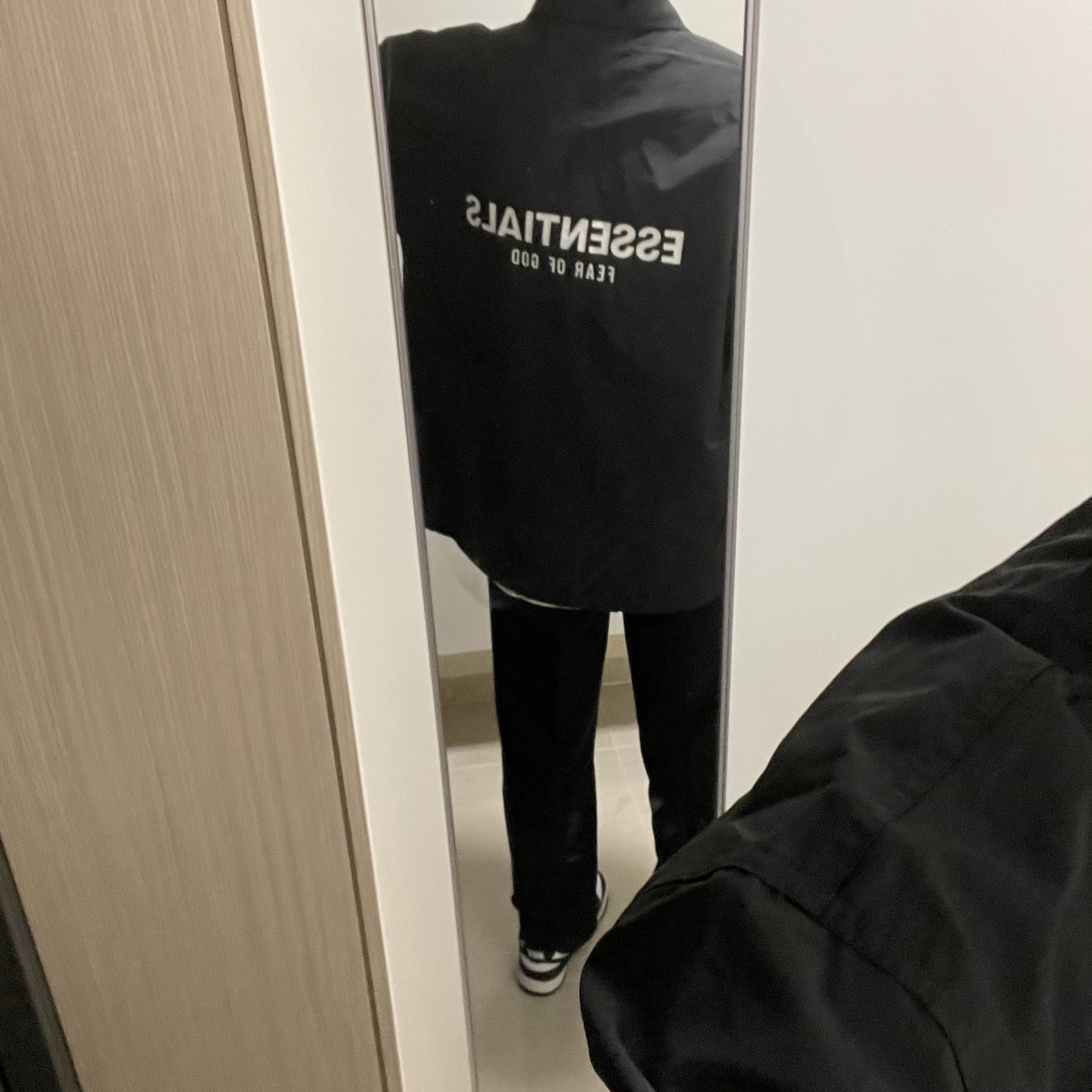 Essentials Coach Jacket Dark Slate/Stretch Limo/Black - 20FW, Nike x Fear of God Warm Up T-Shirt Pale Ivory 착용 스타일 - 3