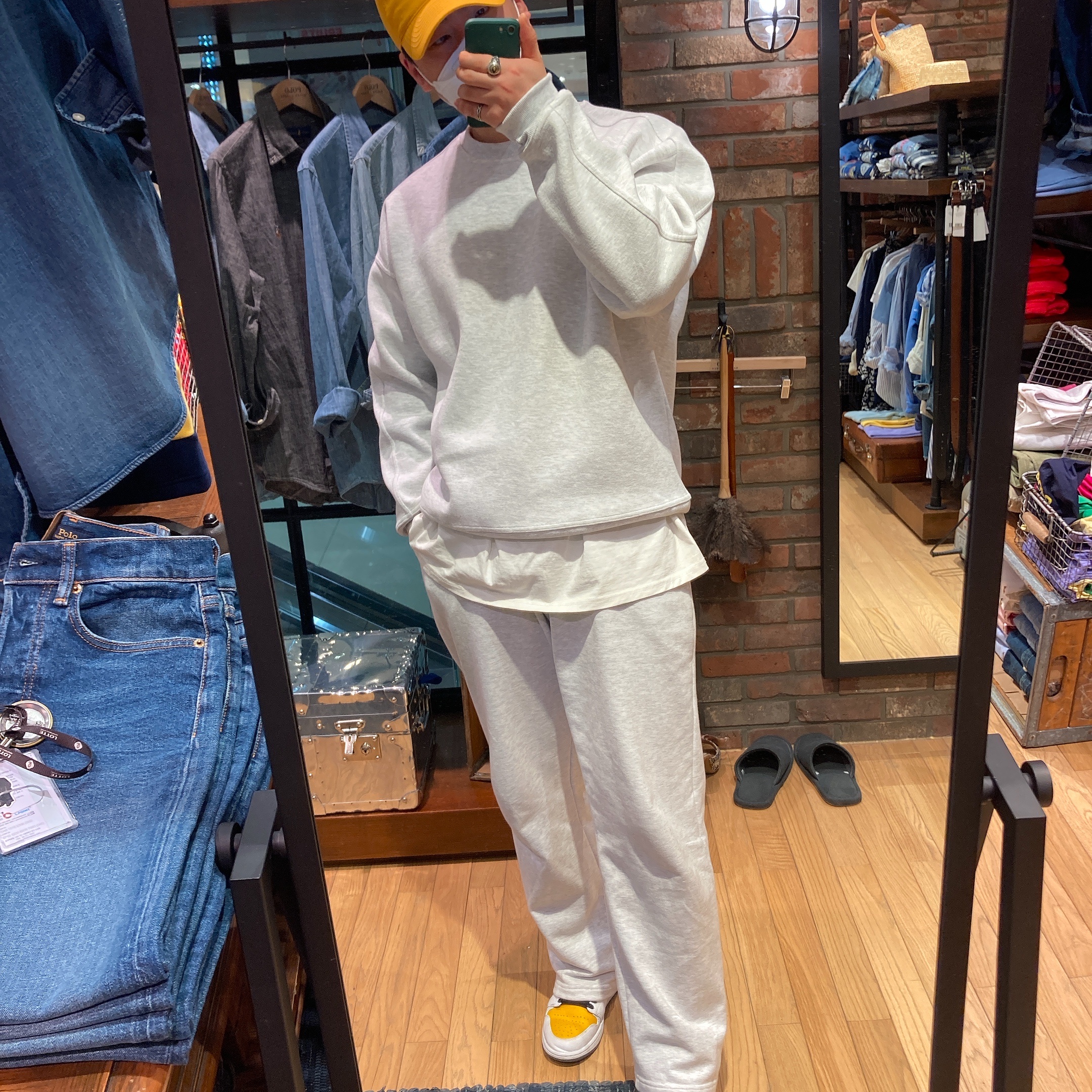 Jordan 1 Mid White University Gold 착용 스타일