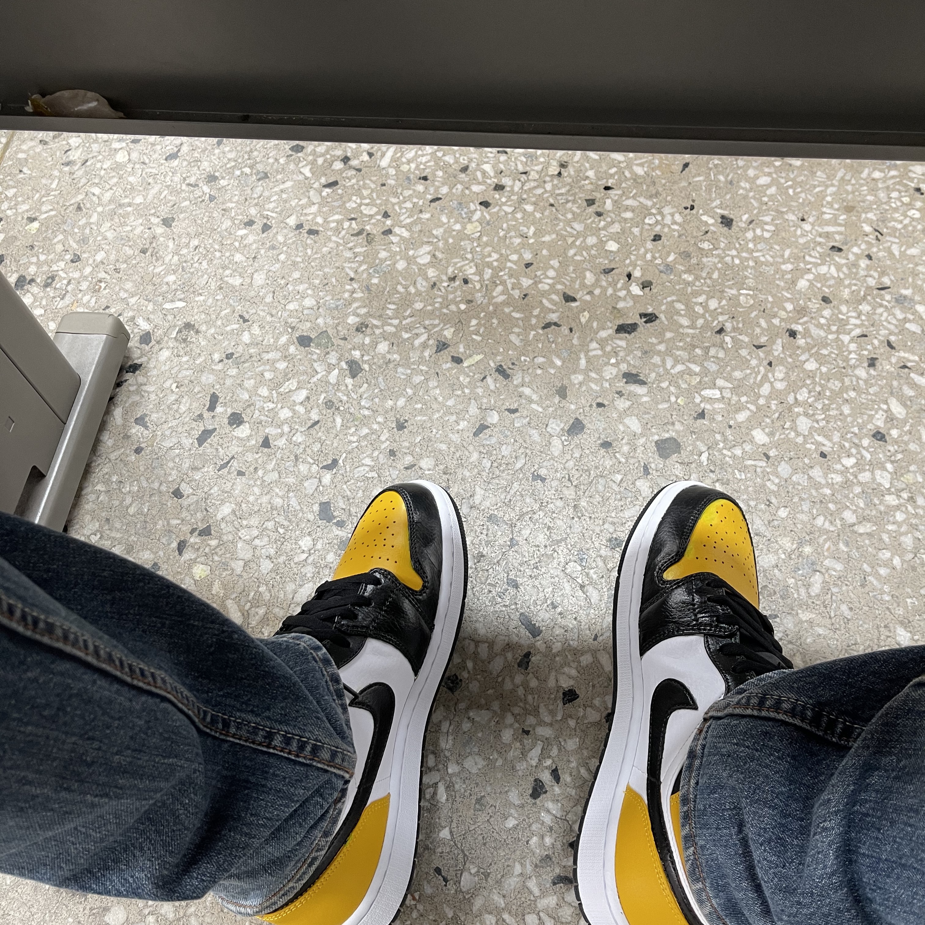Jordan 1 Mid White University Gold 착용 스타일