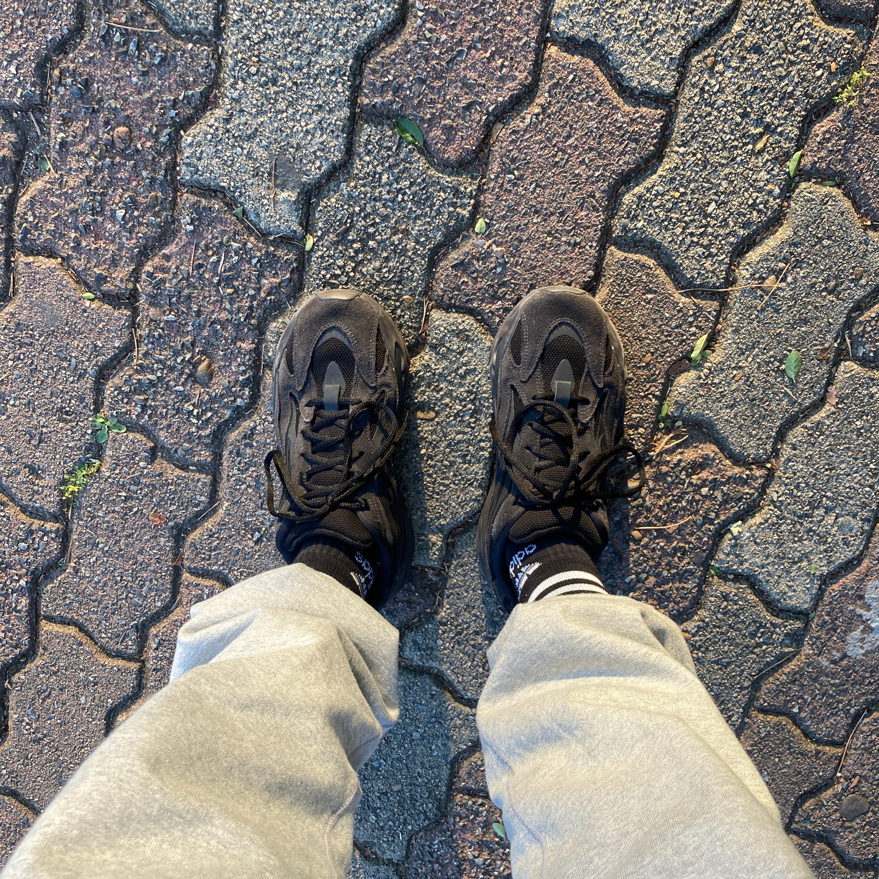 Adidas Yeezy Boost 700 V2 Vanta 2019 착용 스타일 - 1