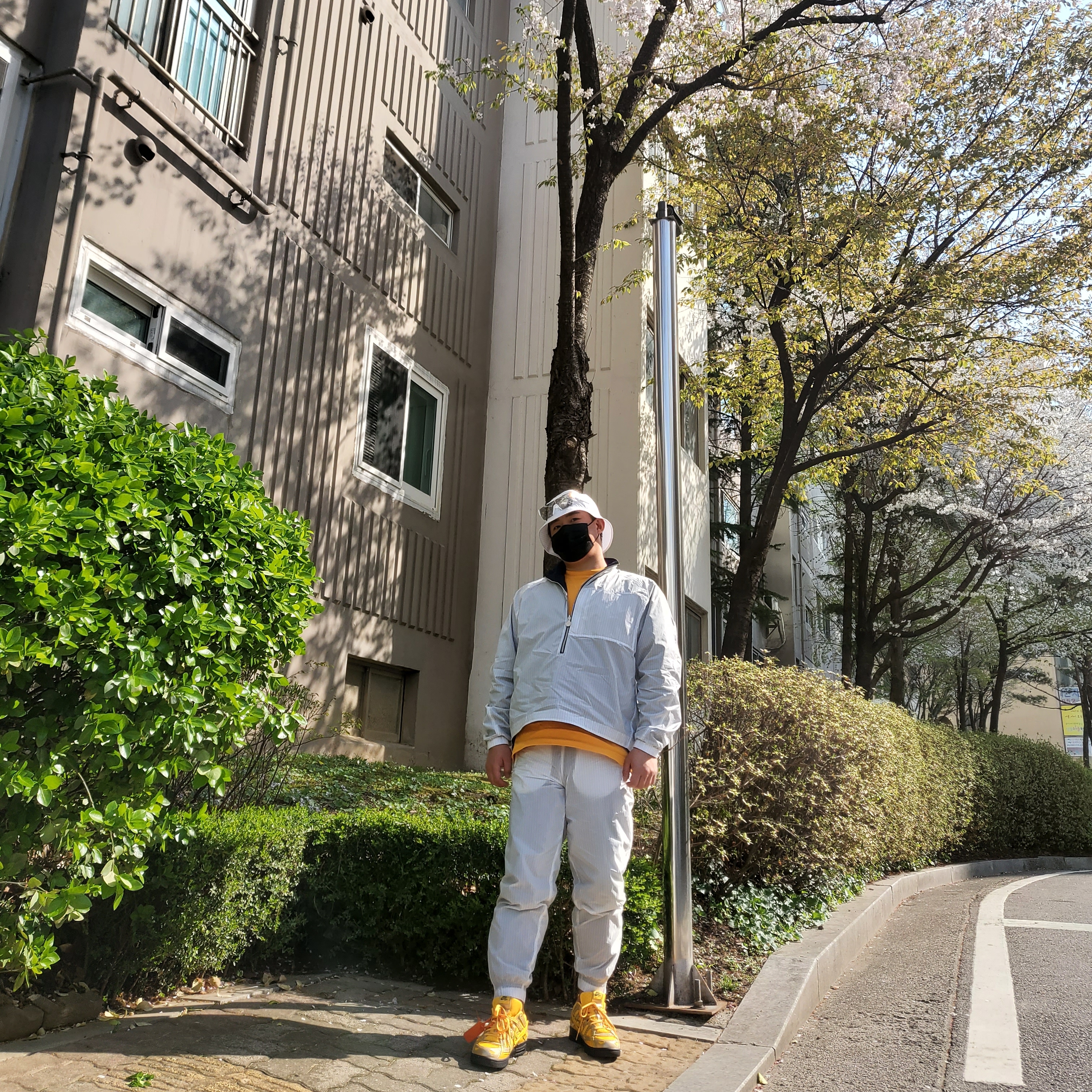 Nike x Kim Jones Oversized T-Shirt Circuit Orange - Asia, Nike x Kim Jones Bucket Hat White 착용 스타일 - 2