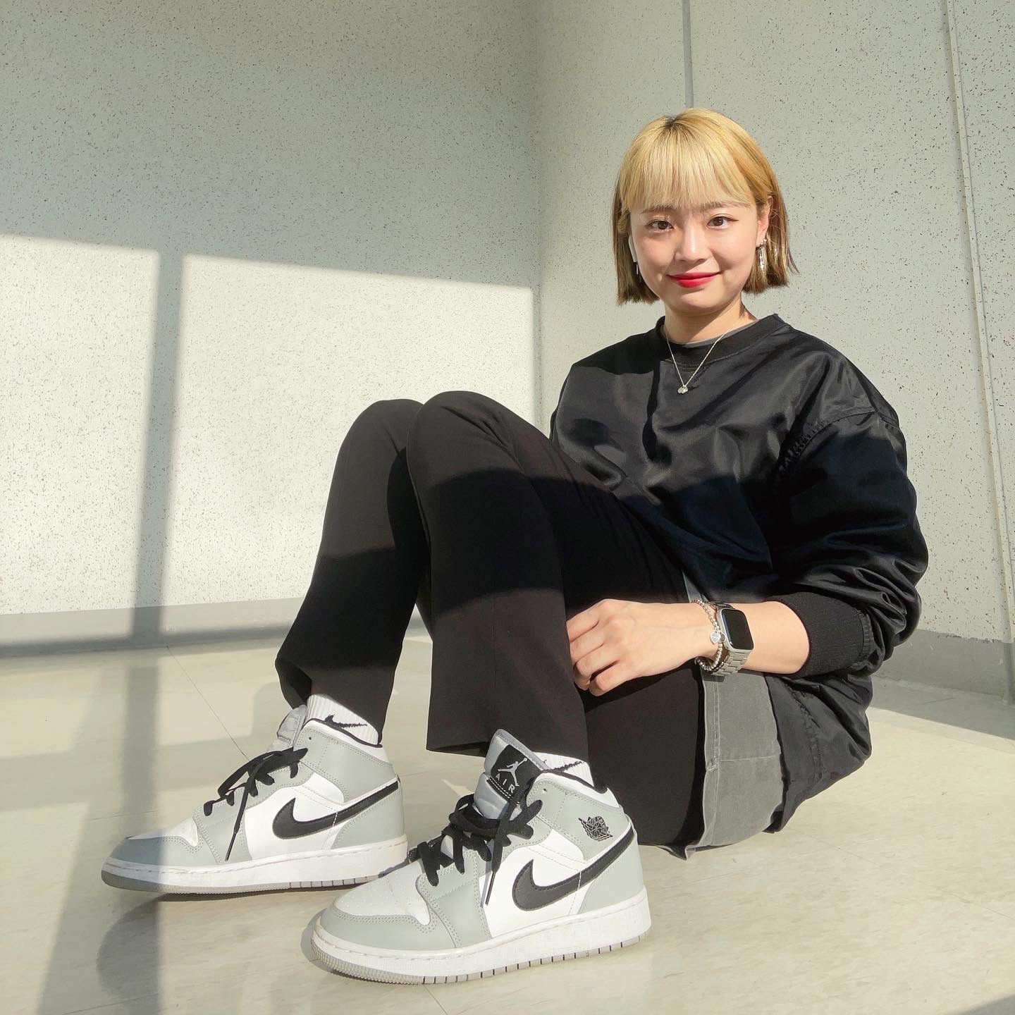 Jordan 1 Mid Light Smoke Grey, (GS) Jordan 1 Mid Light Smoke Grey 착용 스타일 - 4