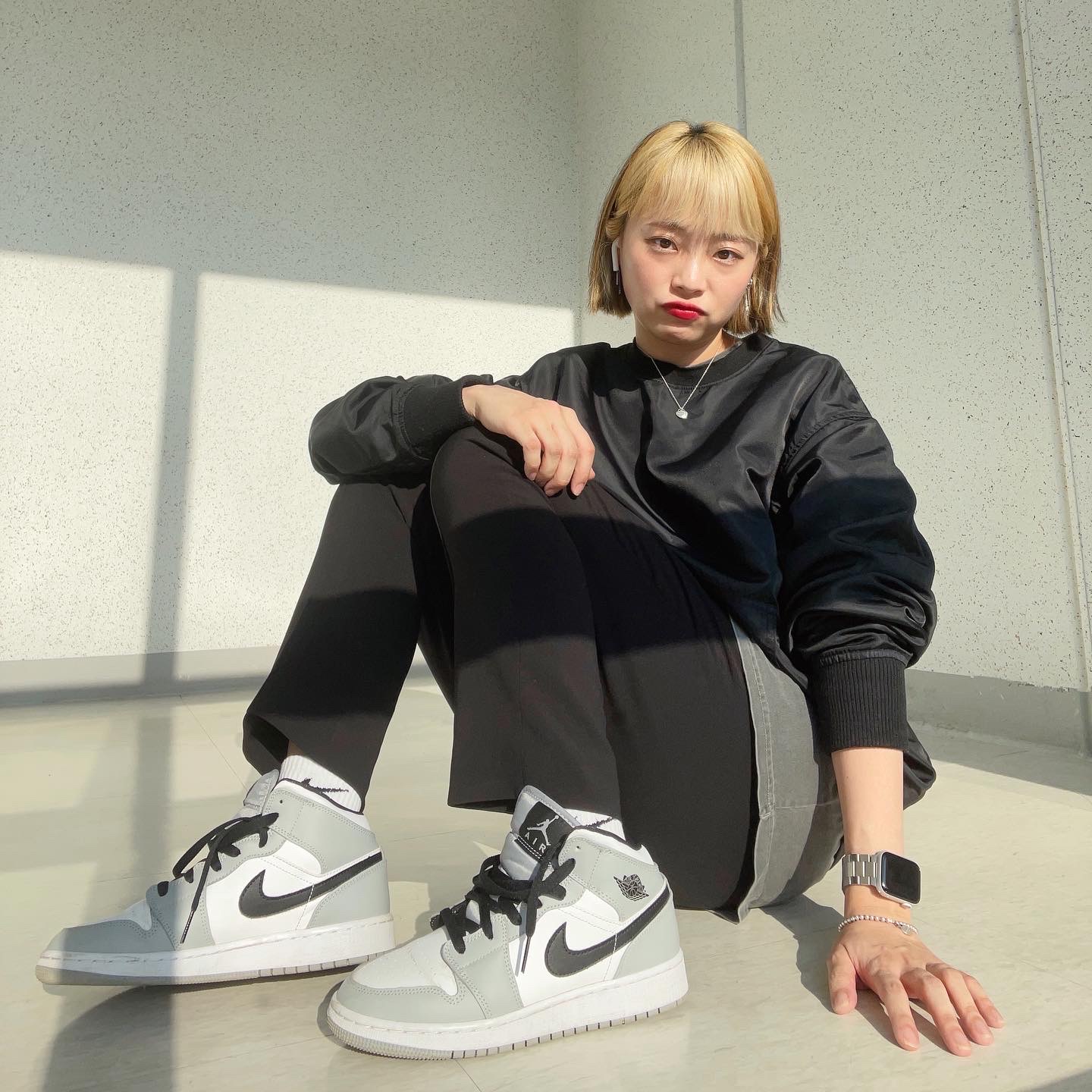 Jordan 1 Mid Light Smoke Grey, (GS) Jordan 1 Mid Light Smoke Grey 착용 스타일 - 2