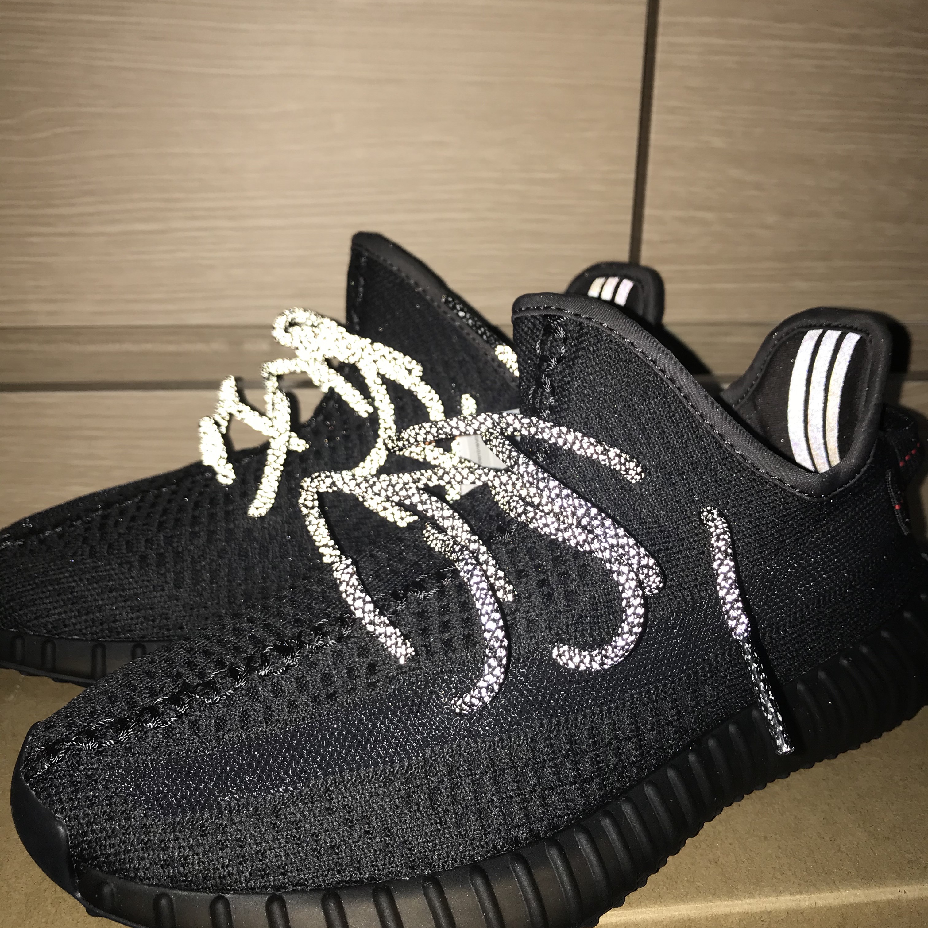 Adidas Yeezy Boost 350 V2 Black - Non-Reflective 착용 스타일 - 2