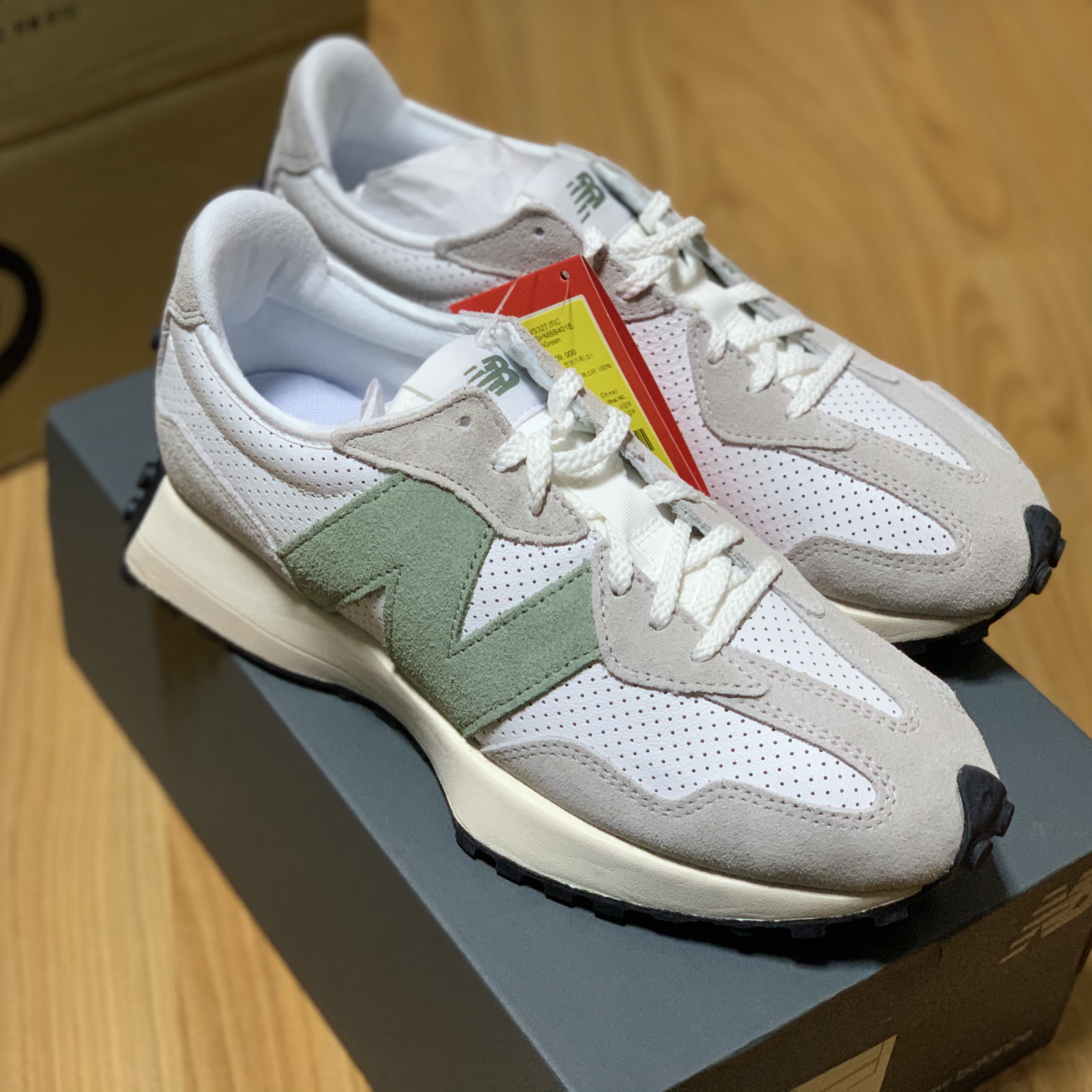 (W) New Balance 327 Grey Green - JD Sports Exclusive 착용 스타일