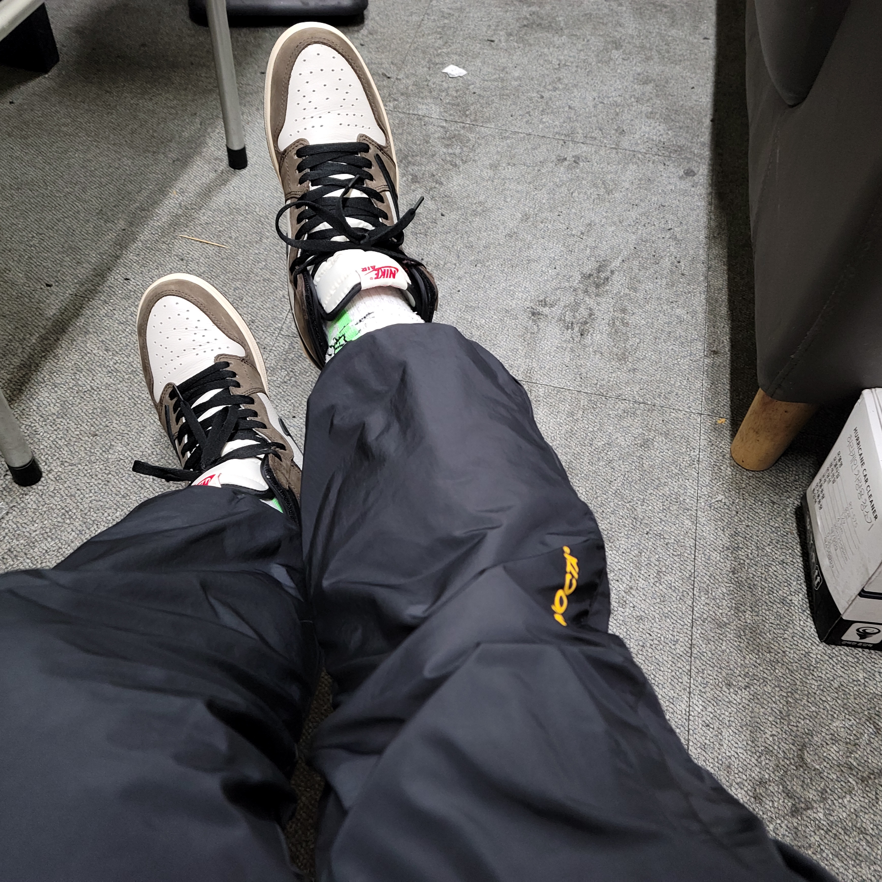 Jordan 1 x Travis Scott Retro High OG SP Mocha, Nike x Drake Nocta Essential Track Pants Black - Asia 착용 스타일