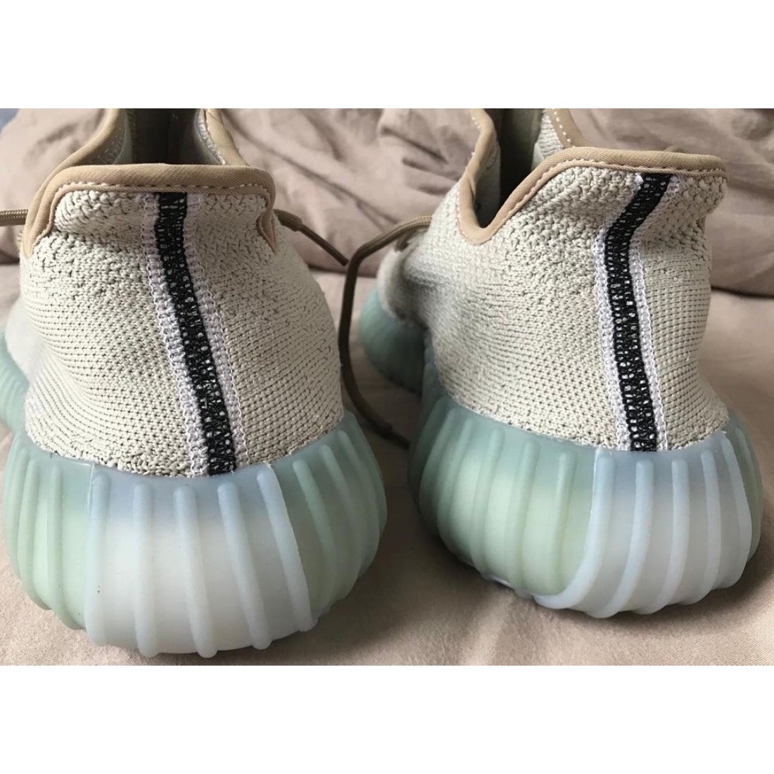 Adidas Yeezy Boost 350 V2 Ash Pearl, Adidas Yeezy Boost 350 V2 Black Red 2020 착용 스타일 - 4
