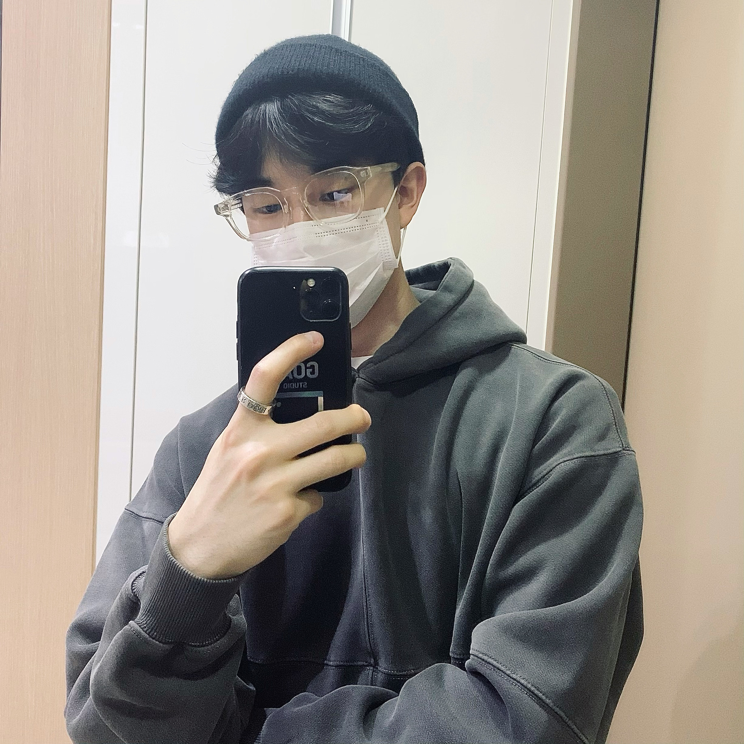 IAB Studio Blocked Pigment Hoodie Black 착용 스타일