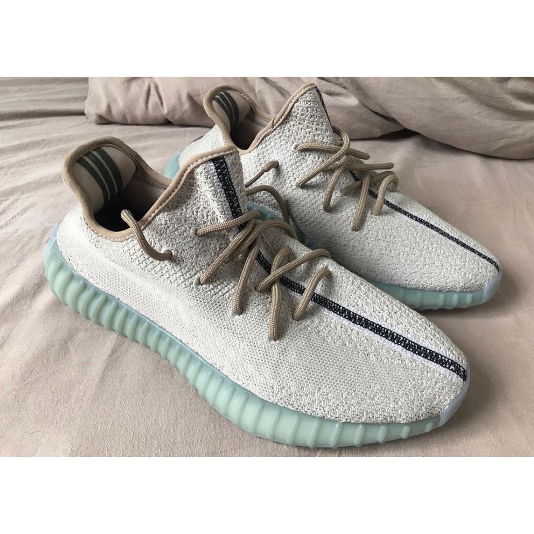 Adidas Yeezy Boost 350 V2 Ash Pearl, Adidas Yeezy Boost 350 V2 Black Red 2020 착용 스타일 - 2