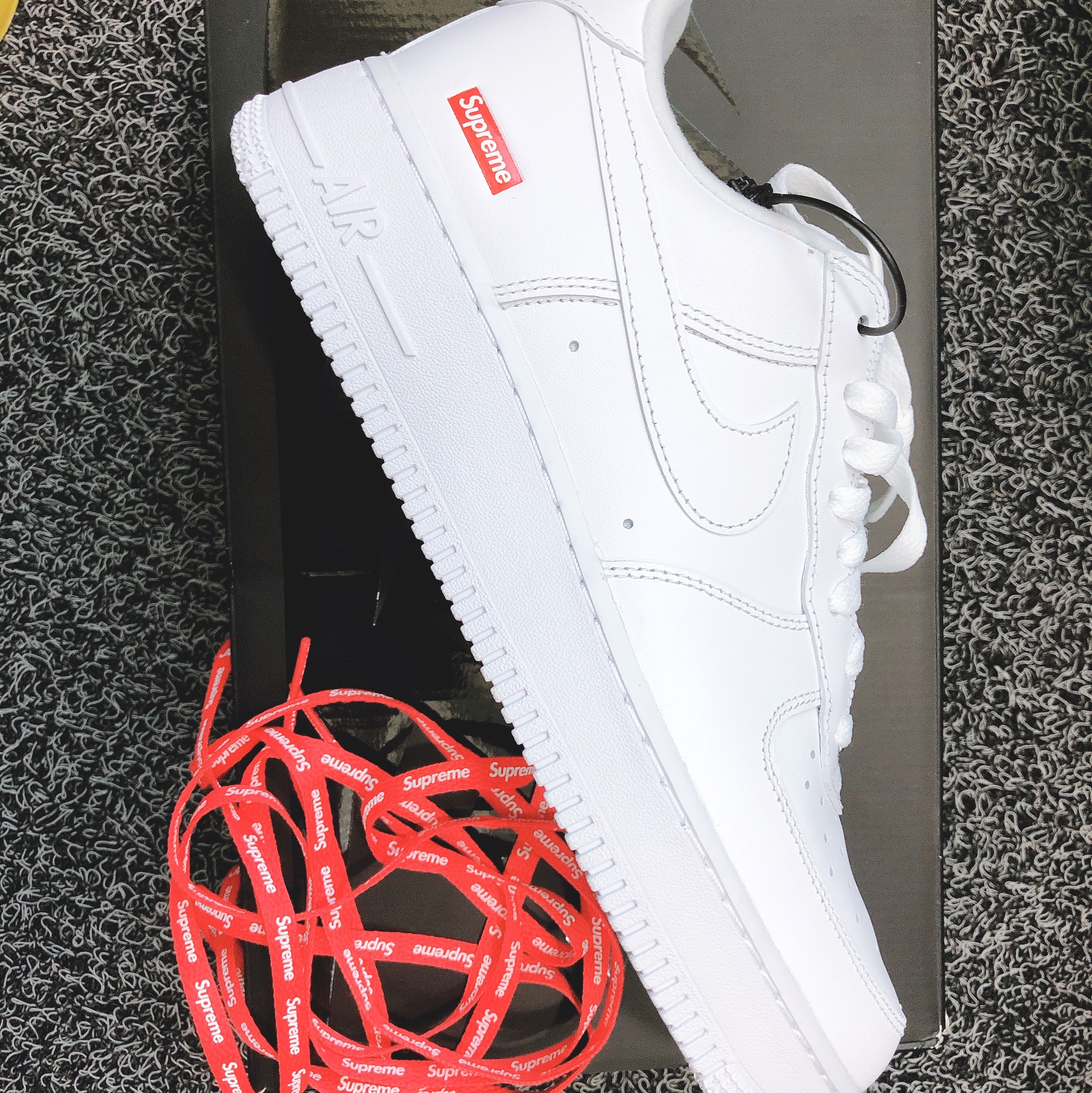 Nike x Supreme Air Force 1 Low White 착용 스타일 - 2