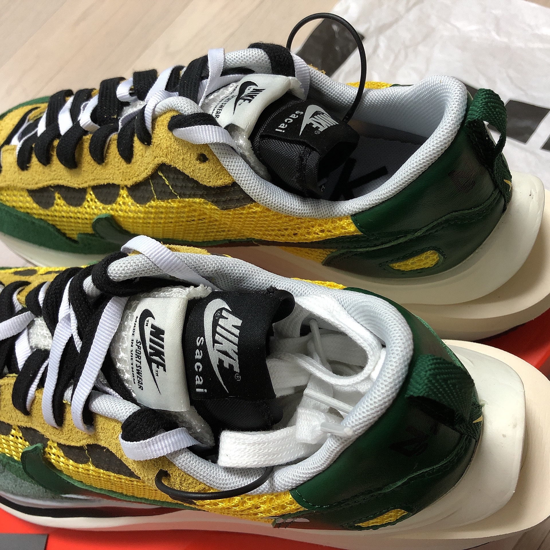 Nike x Sacai VaporWaffle Tour Yellow & Gorge Green Sail 착용 스타일 - 3