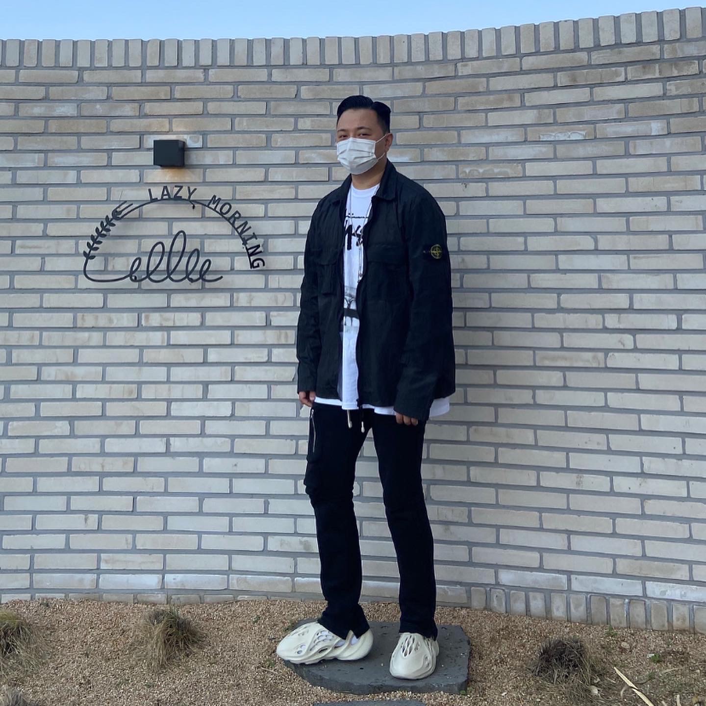 Stussy x Rick Owens 40 WT T-Shirt, Adidas Yeezy Foam RNNR Sand 착용 스타일 - 1