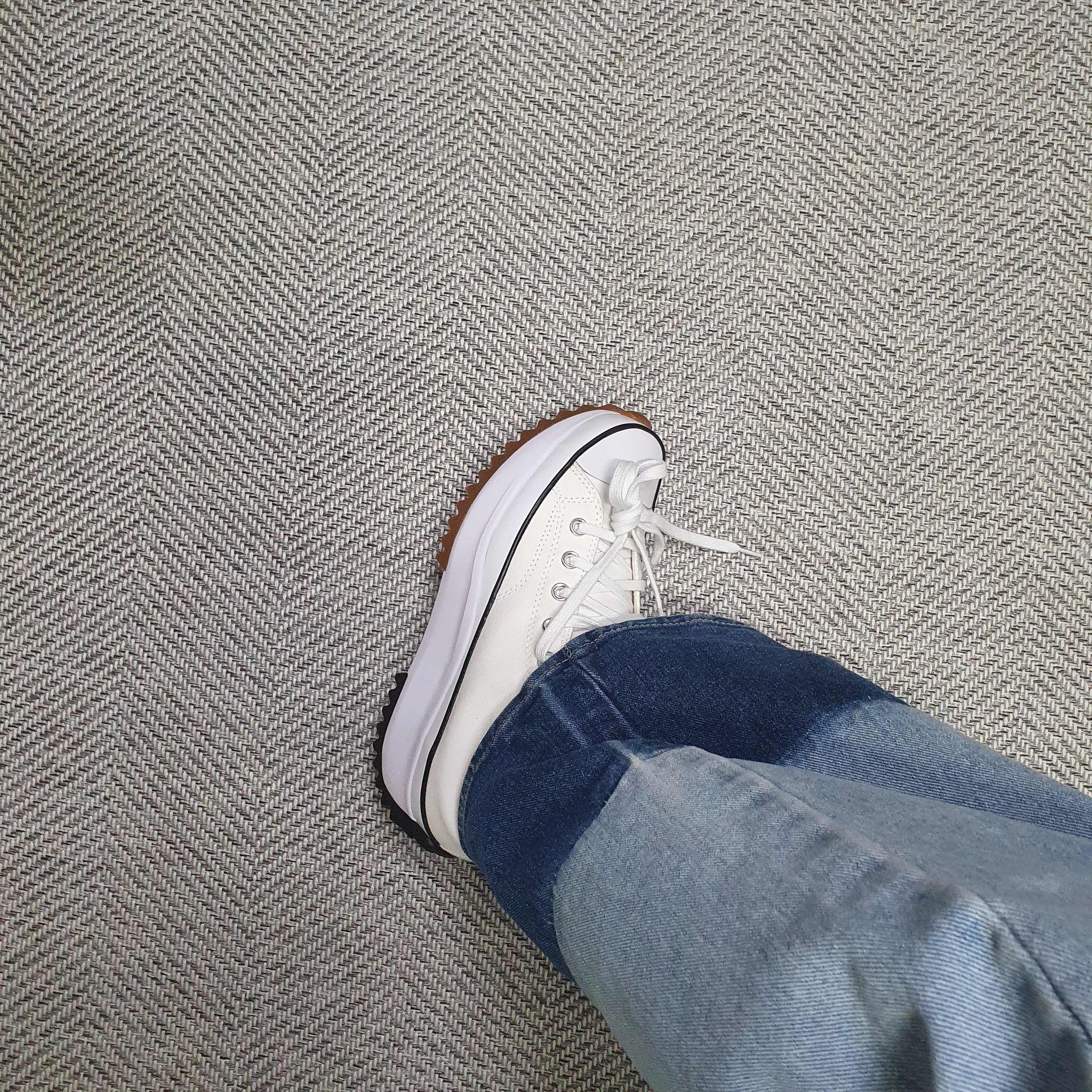 Converse Run Star Hike Hi White Black Gum 착용 스타일 - 2