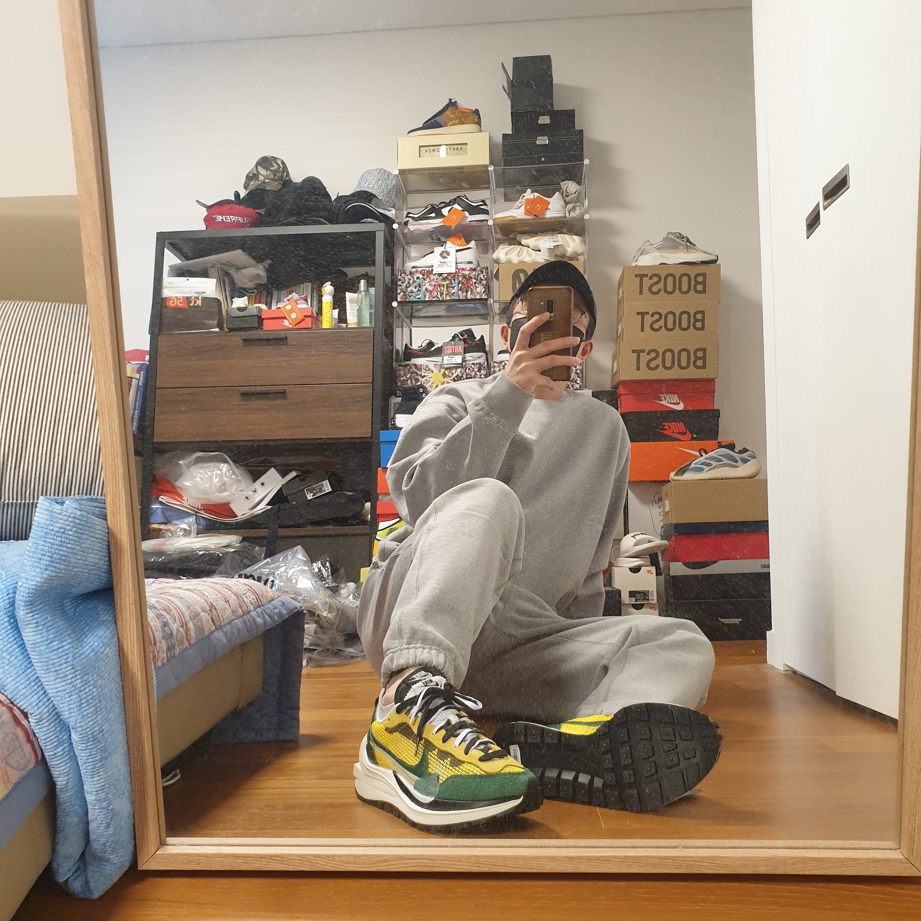 Nike x Sacai VaporWaffle Tour Yellow & Gorge Green Sail, Nike NRG Solo Swoosh Fleece Pants Dark Grey Heather - US/EU 착용 스타일 - 3