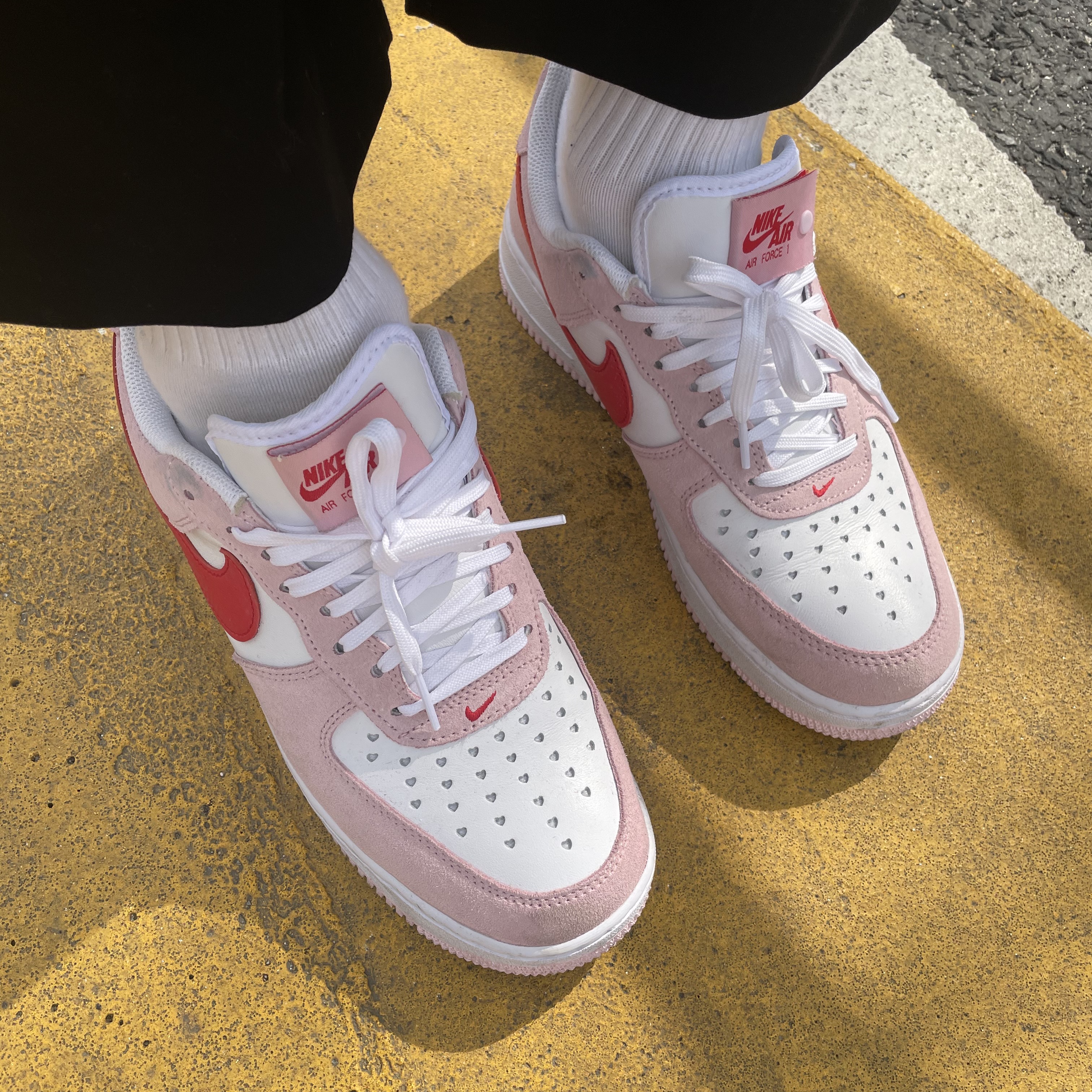 Nike Air Force 1 '07 QS Valentine's Day 착용 스타일