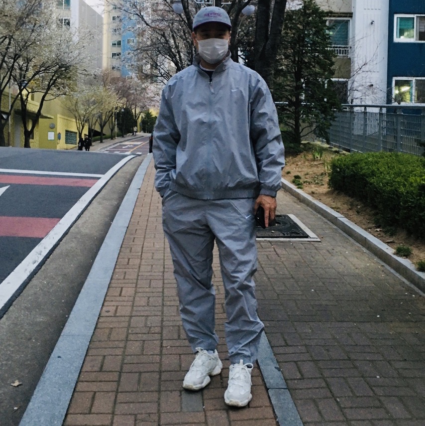 Adidas Yeezy 500 Bone White, Nike M NRG Track Jacket Grey 착용 스타일