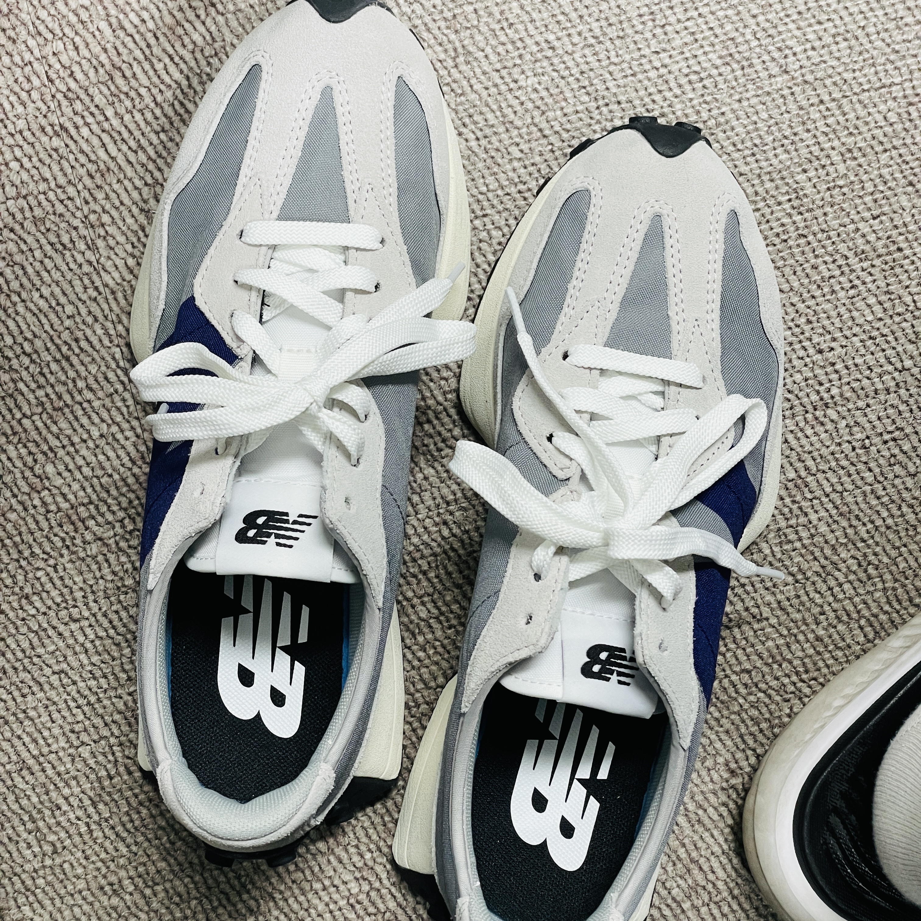 New Balance 327 Grey Purple 착용 스타일