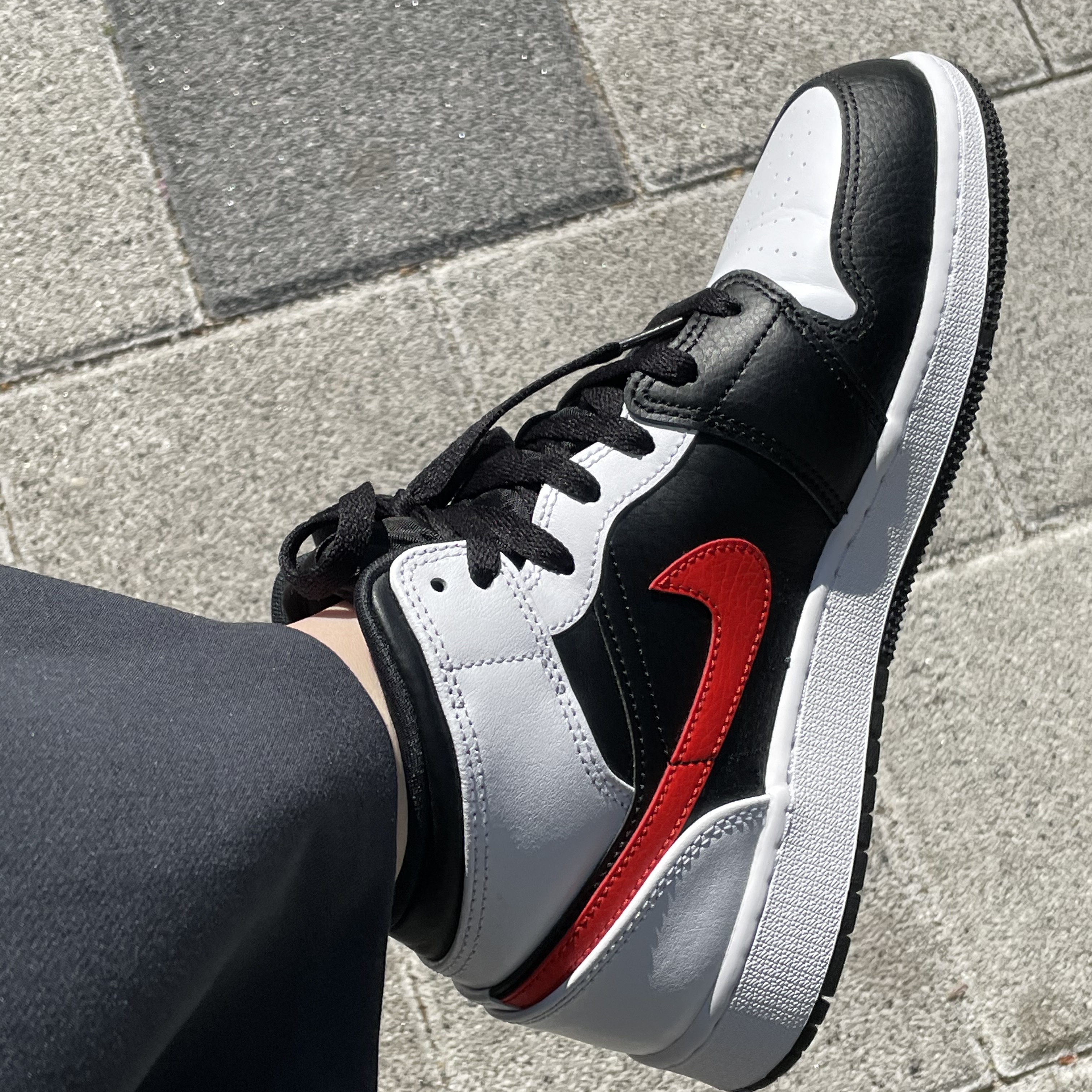 (GS) Jordan 1 Mid Black Chile Red, Jordan 1 Mid Black Chile Red 착용 스타일 - 2