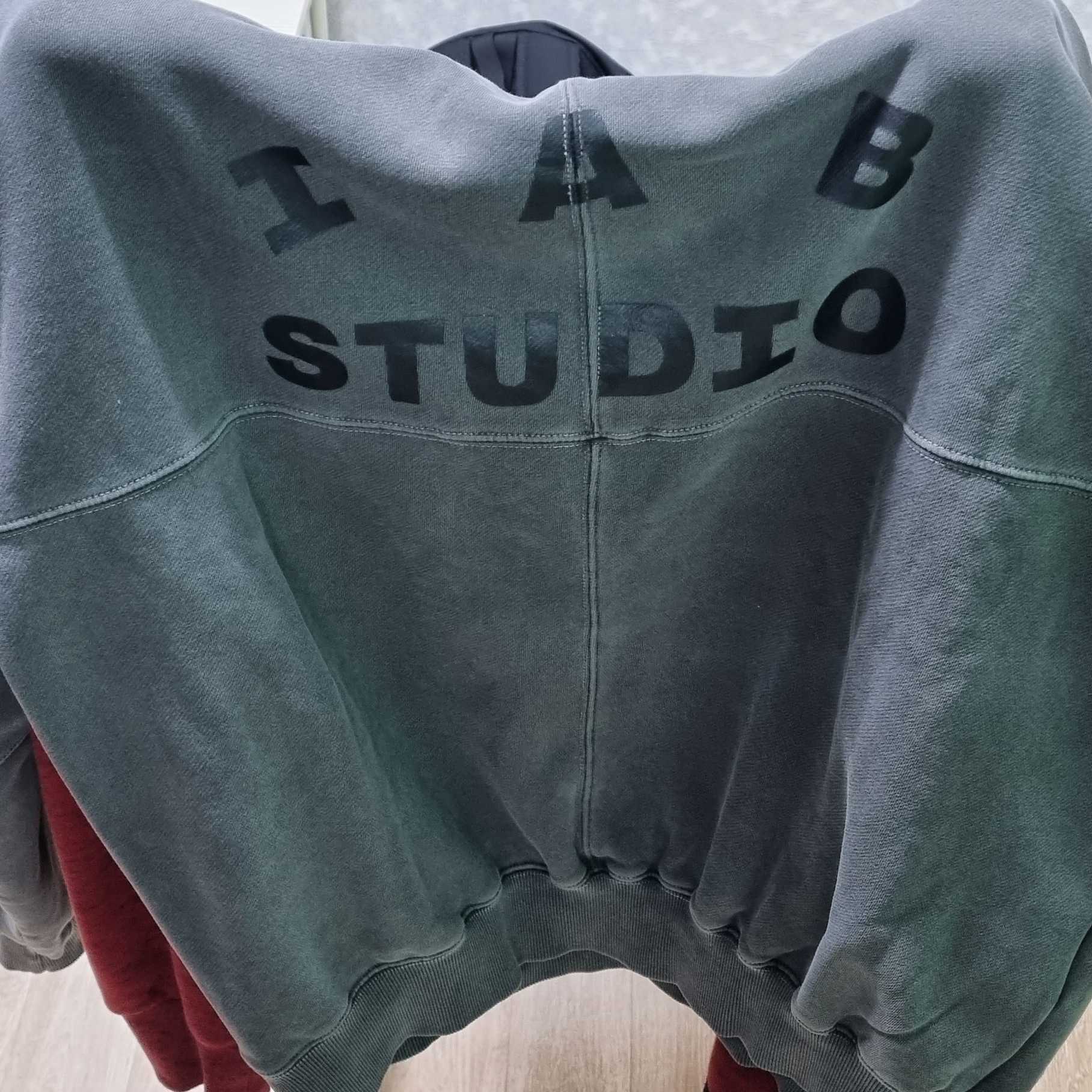 IAB Studio Blocked Pigment Hoodie Black 착용 스타일