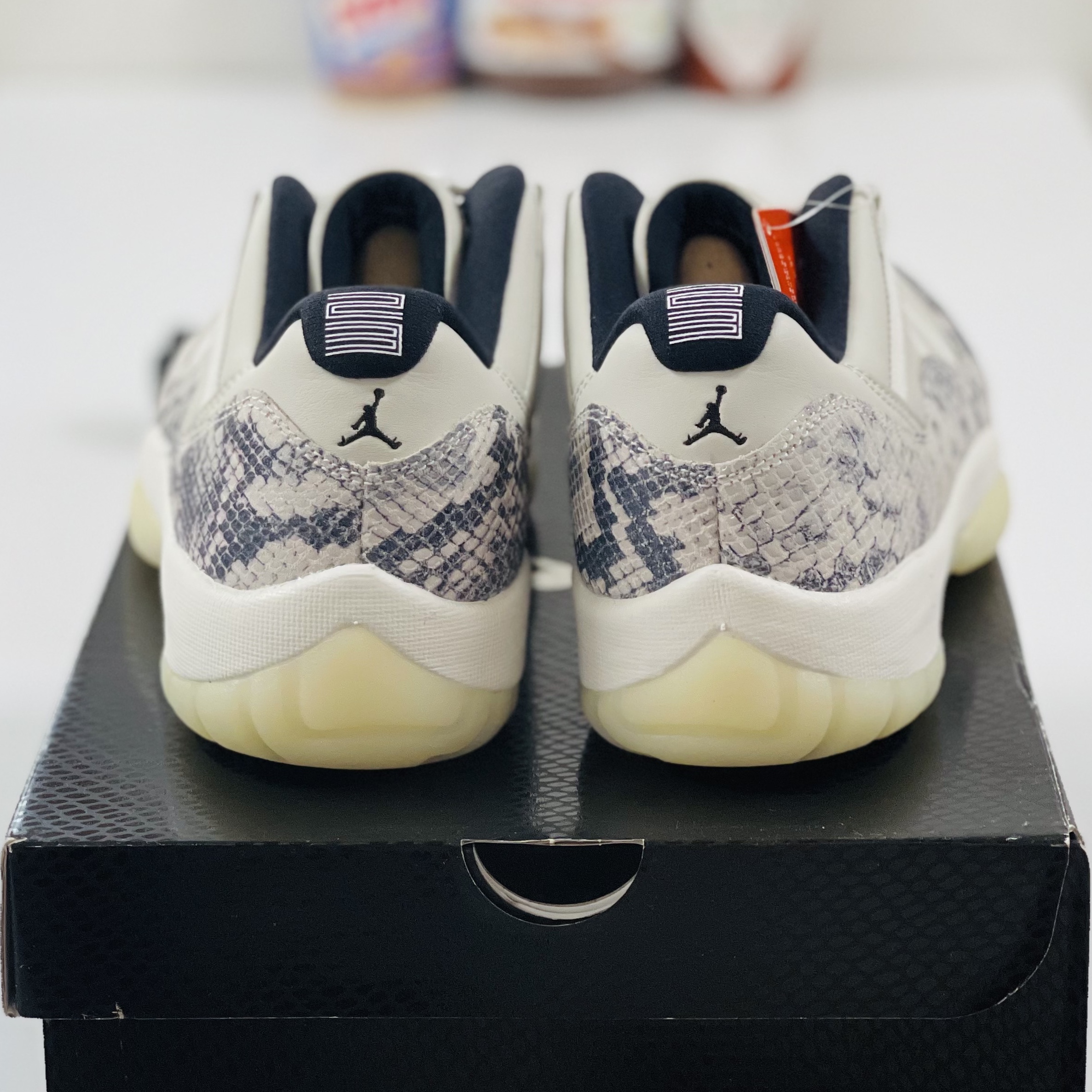 Jordan 11 Retro Low Snake Light Bone 착용 스타일 - 4