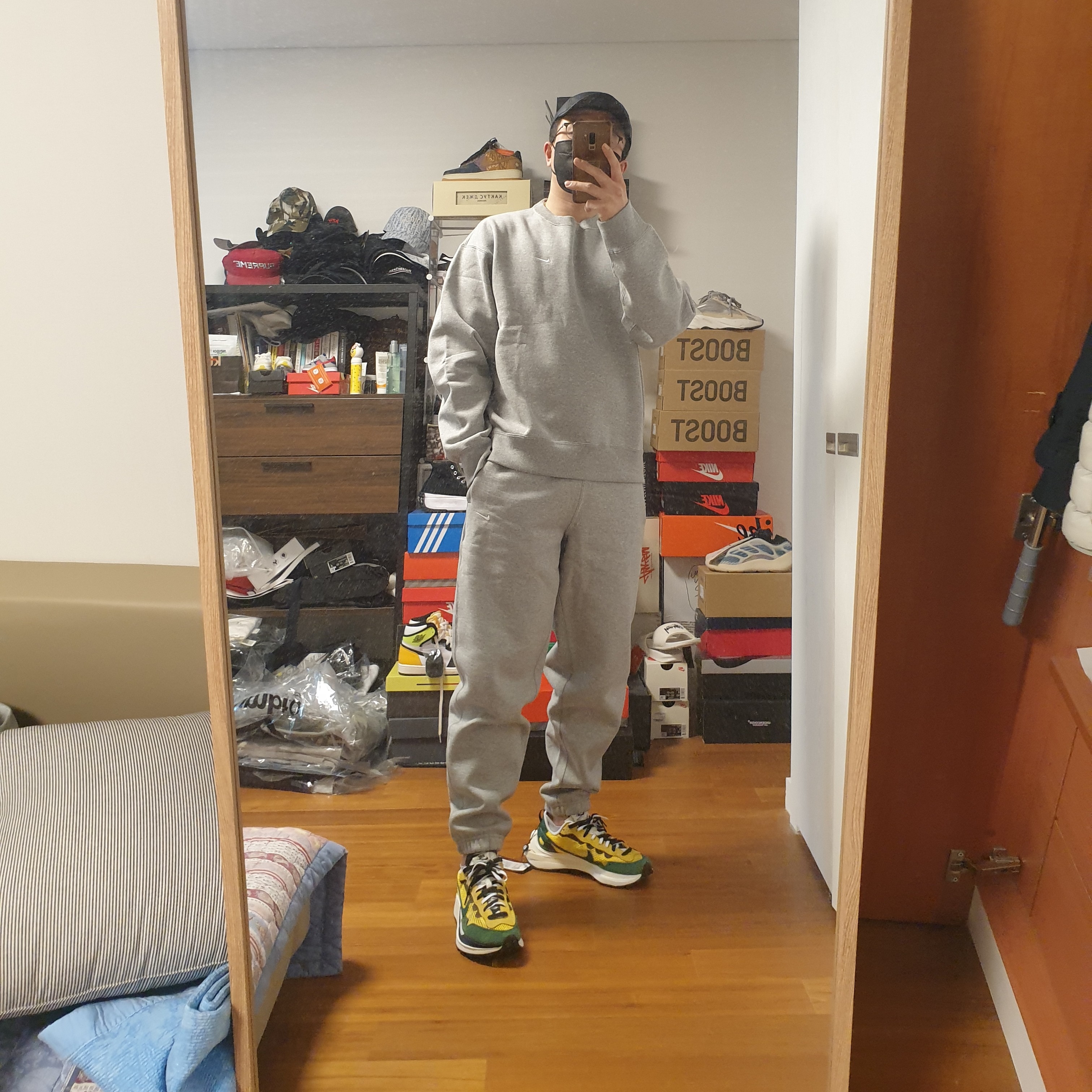 Nike x Sacai VaporWaffle Tour Yellow & Gorge Green Sail, Nike NRG Solo Swoosh Fleece Pants Dark Grey Heather - US/EU 착용 스타일 - 1