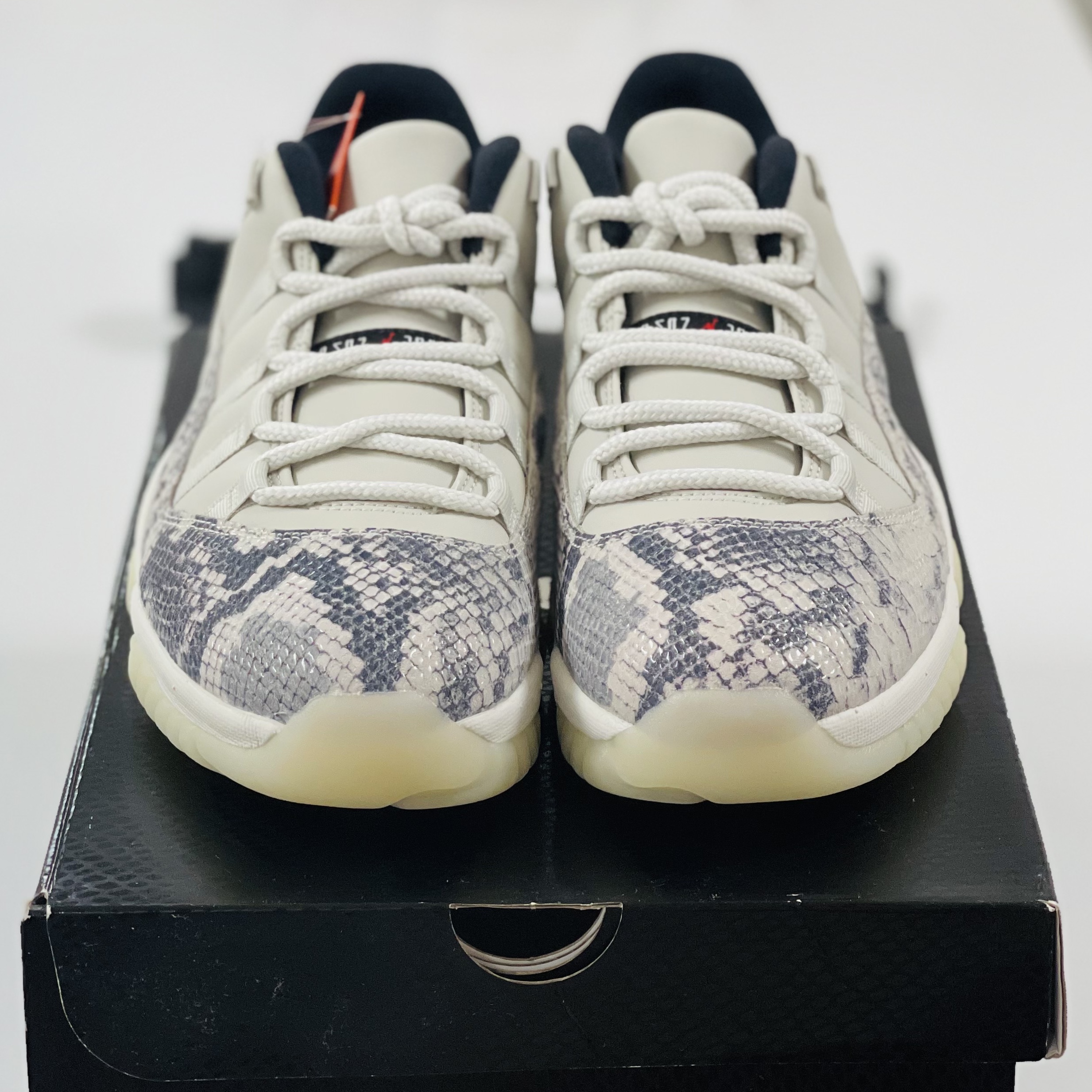 Jordan 11 Retro Low Snake Light Bone 착용 스타일 - 3
