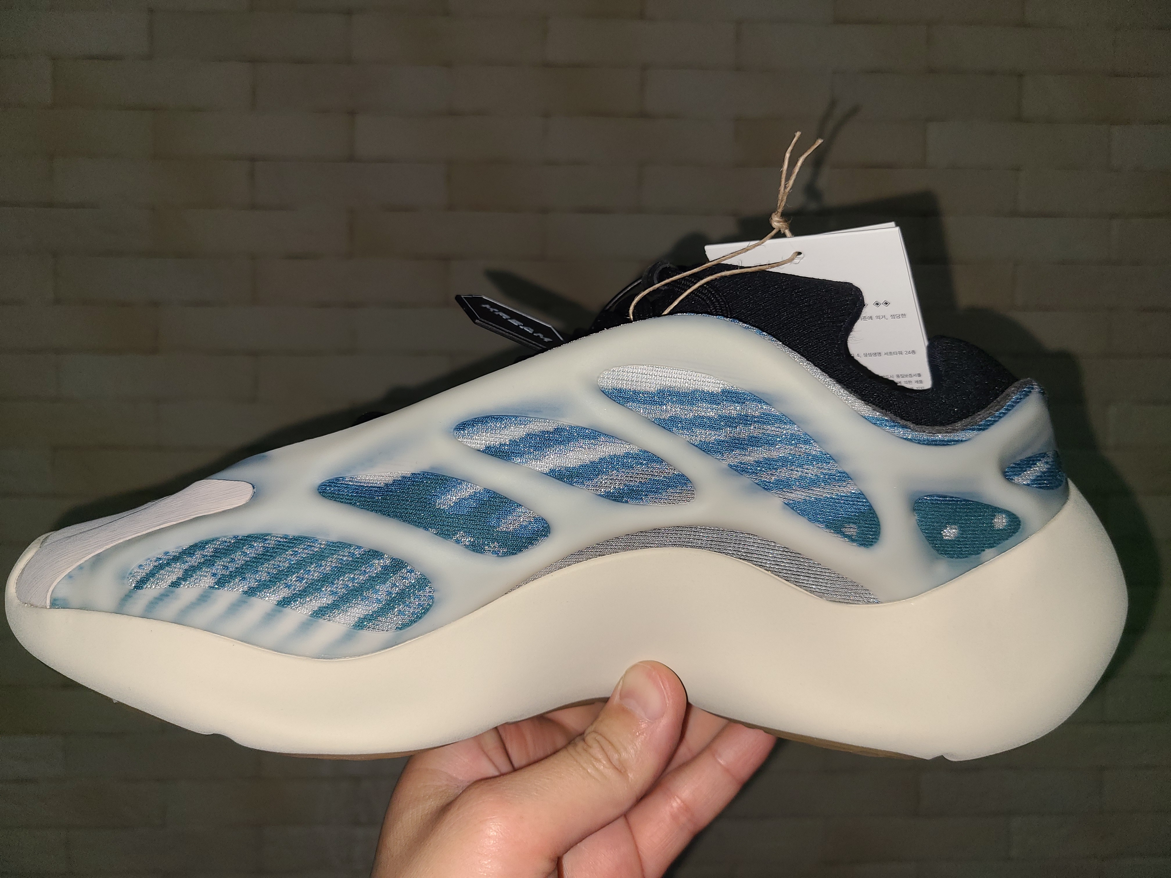 Adidas Yeezy 700 V3 Kyanite 착용 스타일 - 2