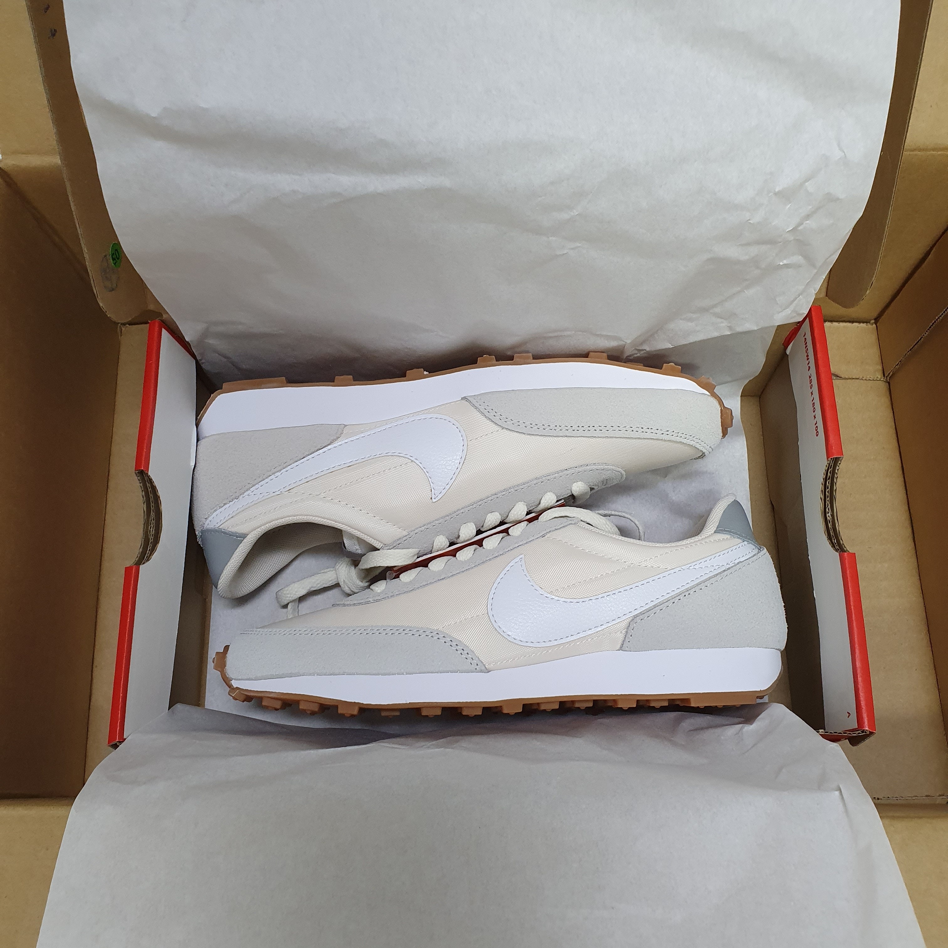 (W) Nike Daybreak Summit White, (W) Nike Daybreak Pale Ivory Light Zitron Bright Mango 착용 스타일 - 1