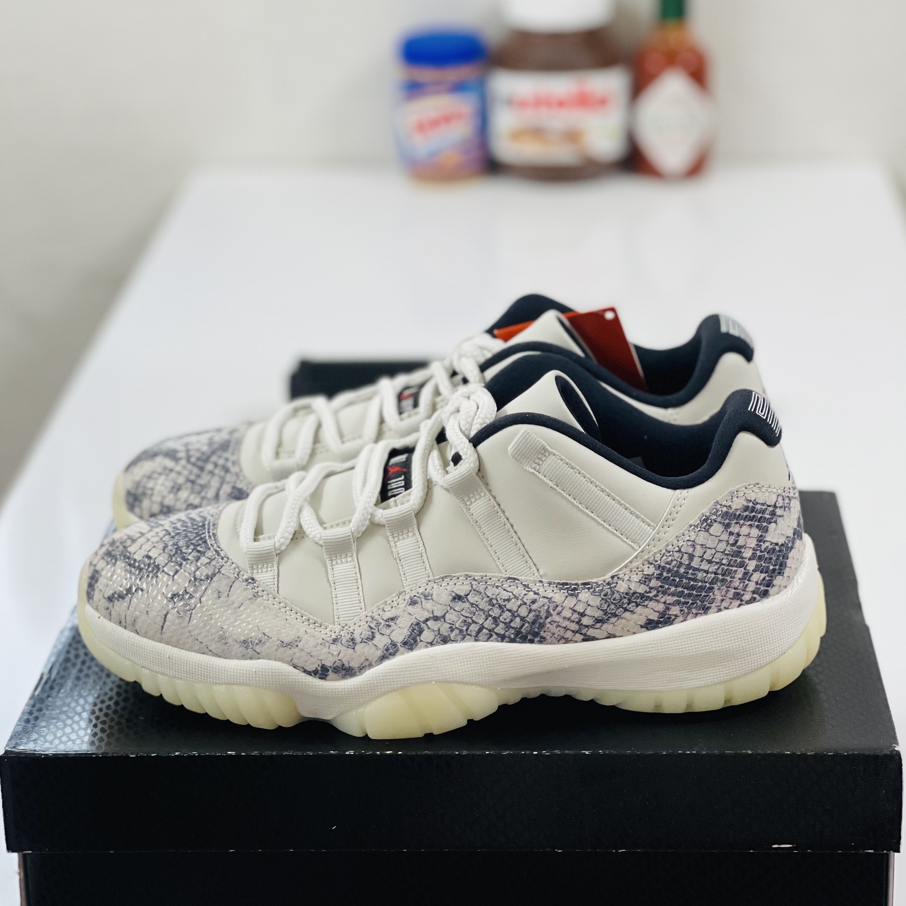 Jordan 11 Retro Low Snake Light Bone 착용 스타일 - 2