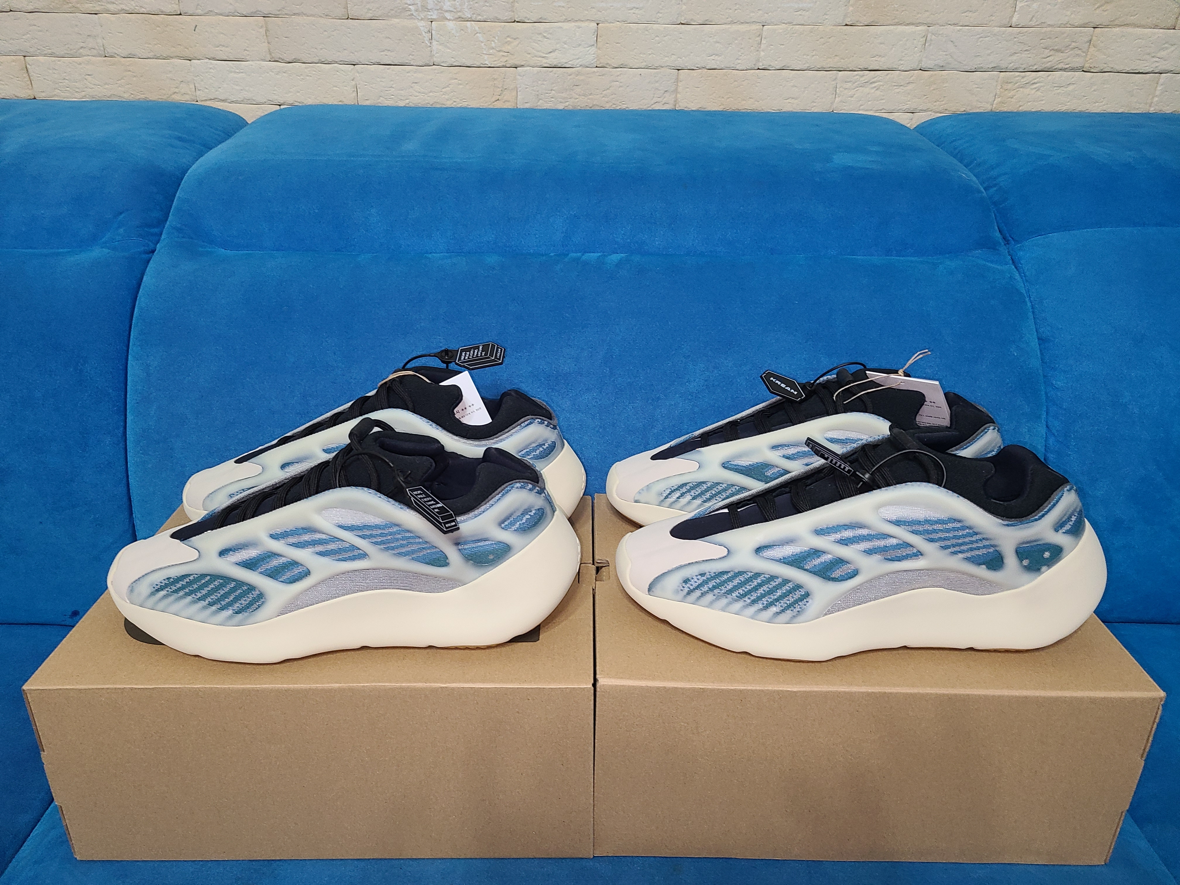 Adidas Yeezy 700 V3 Kyanite 착용 스타일 - 5